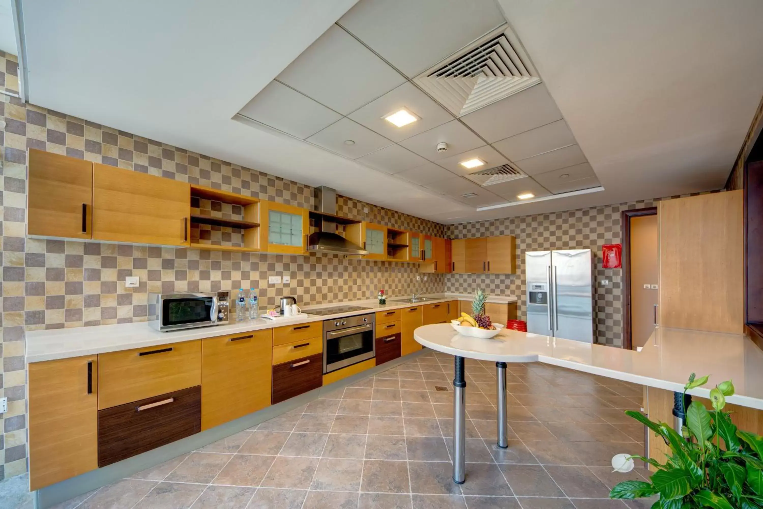 Kitchen or kitchenette, Kitchen/Kitchenette in Copthorne Hotel Dubai