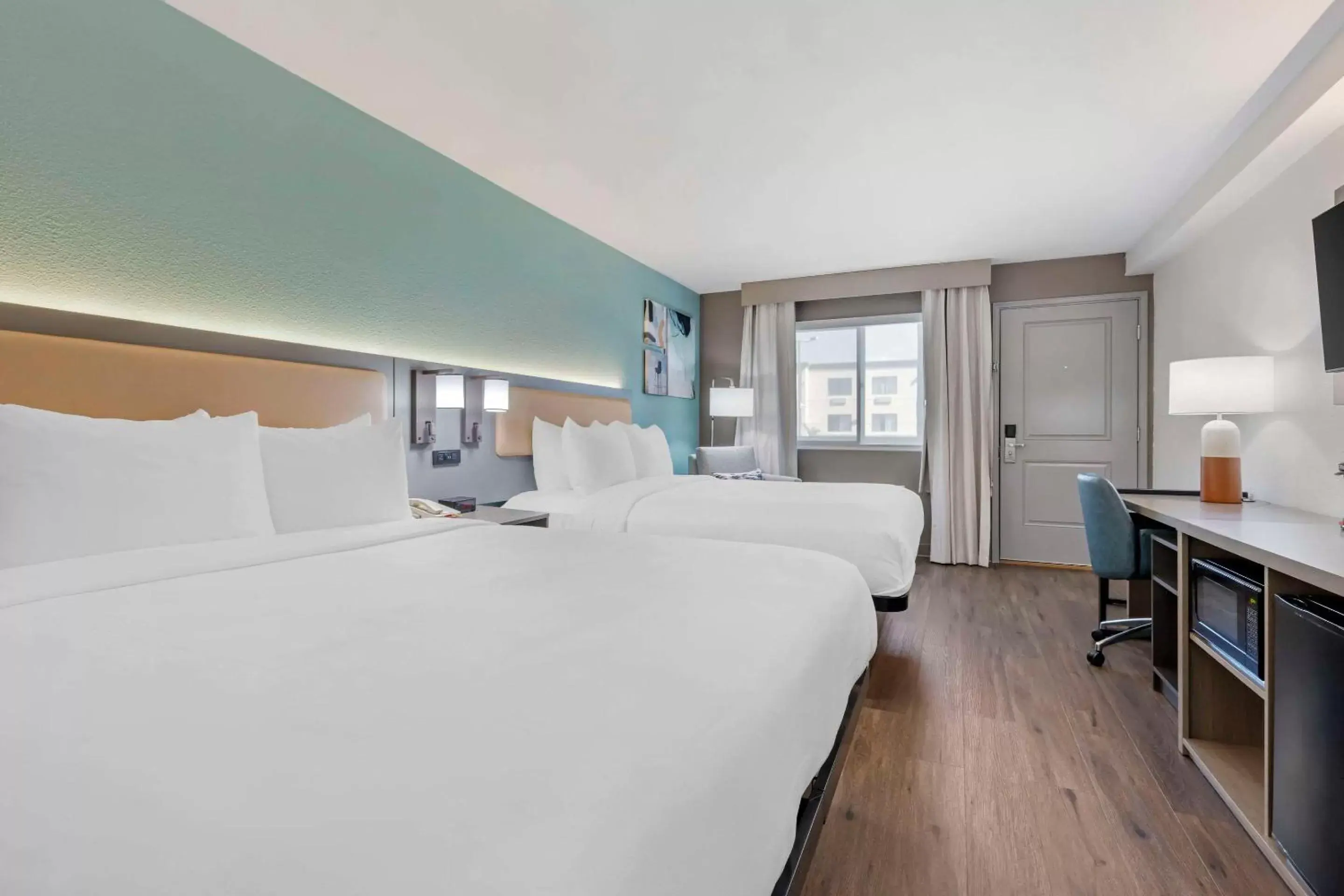 Bedroom, Bed in Comfort Inn Sea World Area