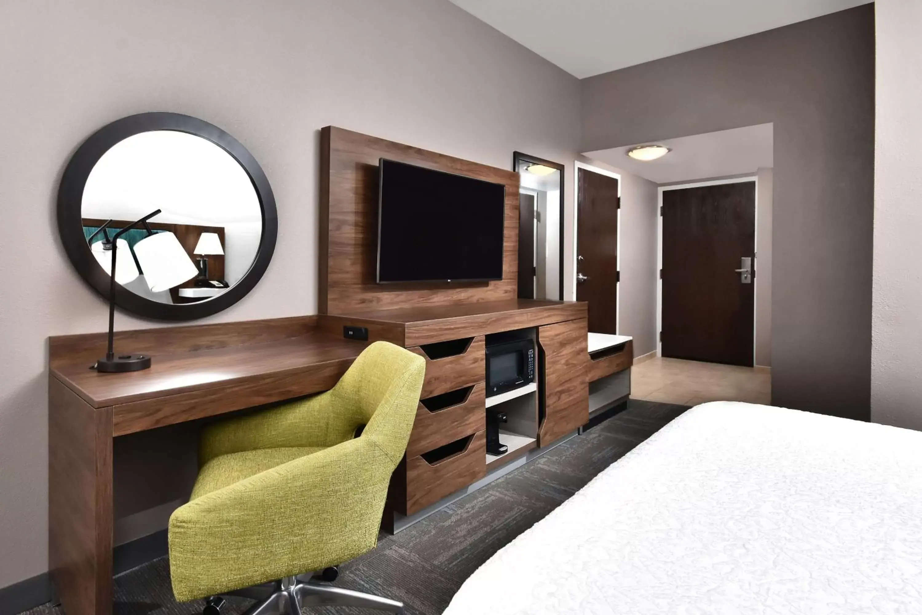 Bedroom, TV/Entertainment Center in Hampton Inn Princeton