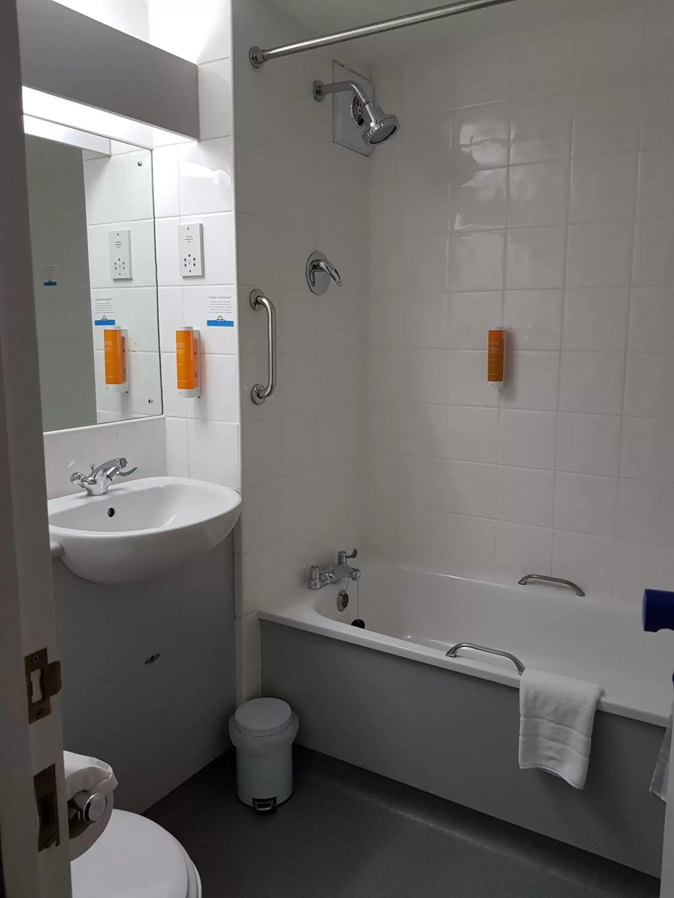 Bathroom in Days Inn Hotel Membury