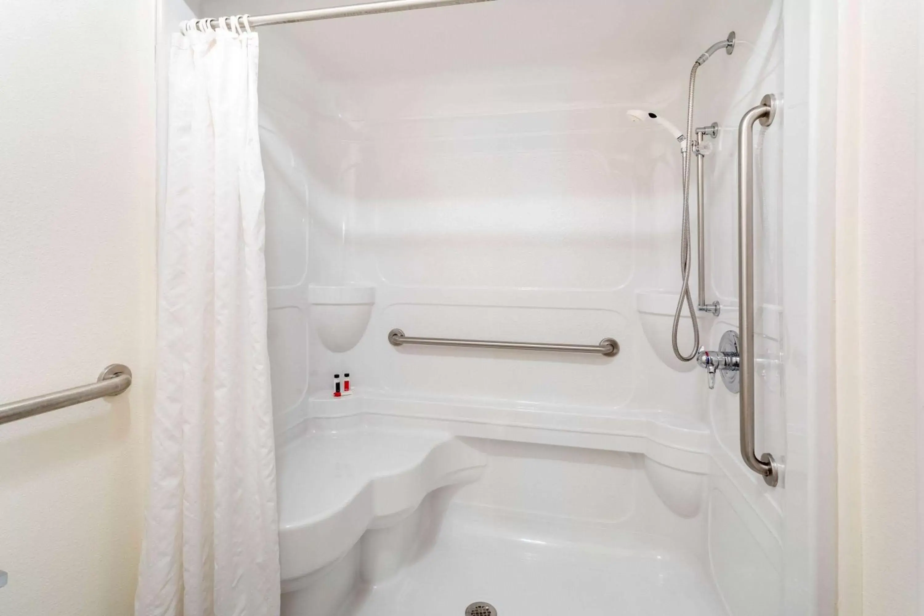 Shower, Bathroom in Inn at Lander, Travelodge by Wyndham