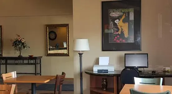 Lounge or bar in AmericInn by Wyndham West Bend Lounge or bar in AmericInn by Wyndham West Bend