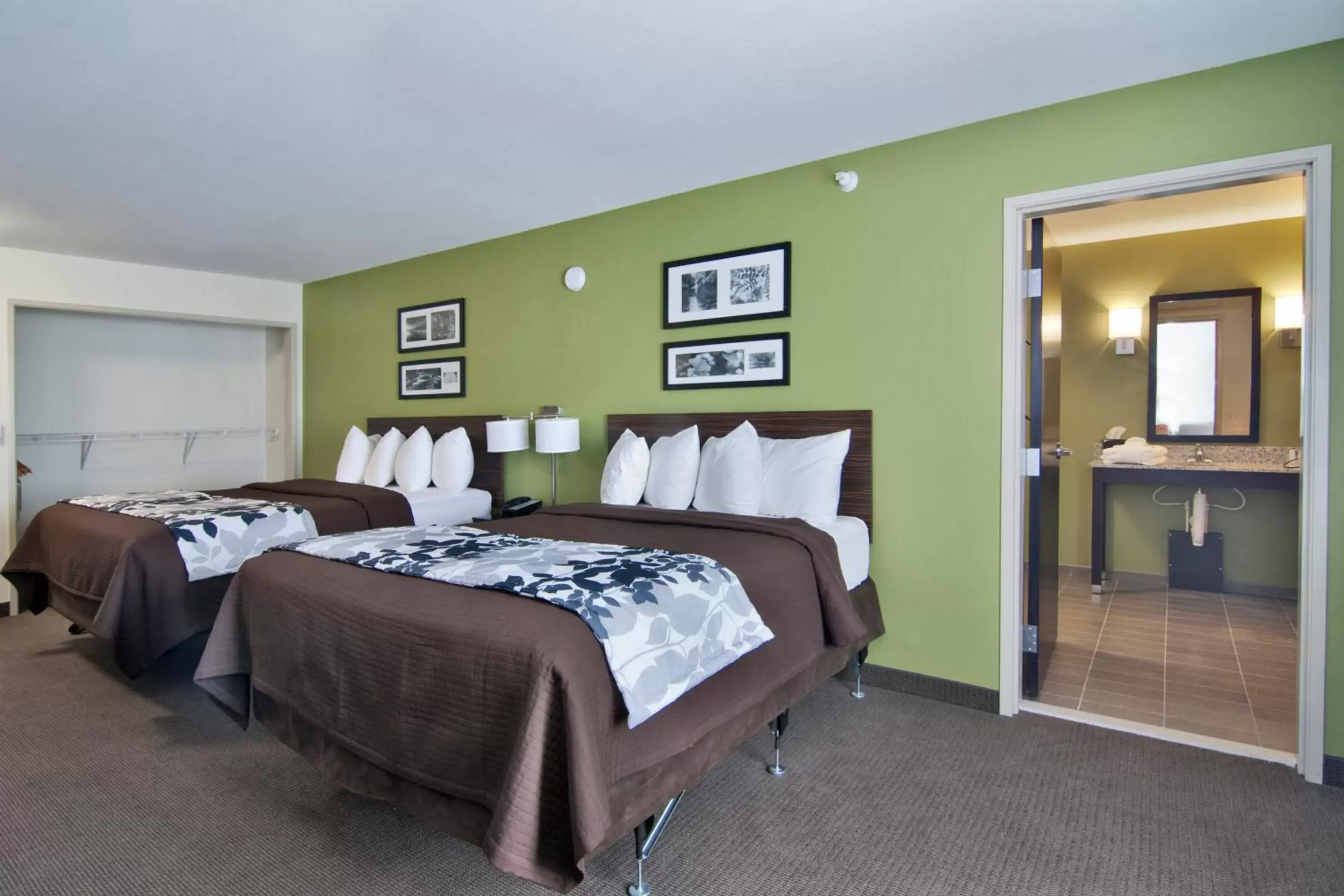 Bed in Sleep Inn & Suites Marshall