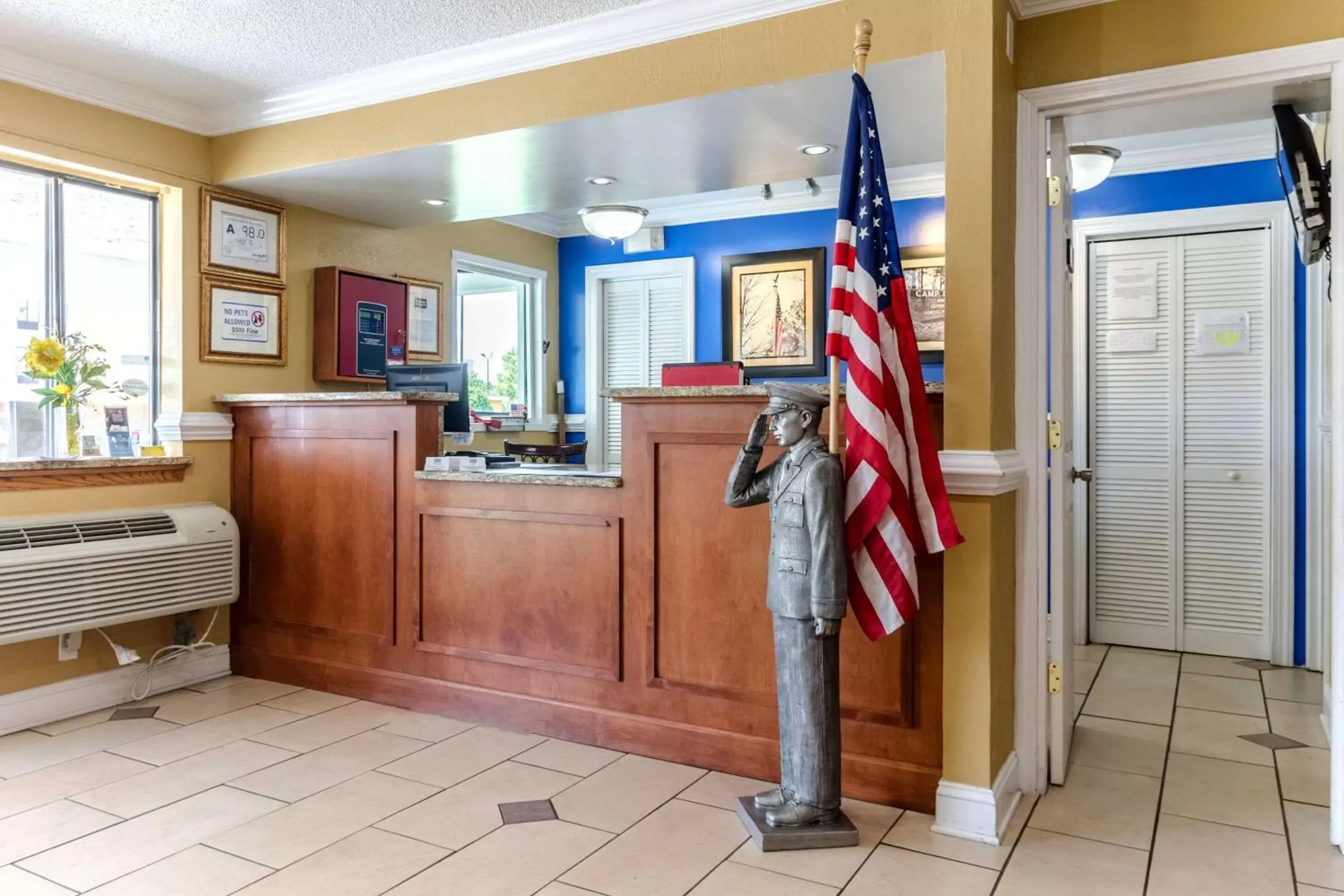 Lobby or reception in Rodeway Inn & Suites Jacksonville near Camp Lejeune