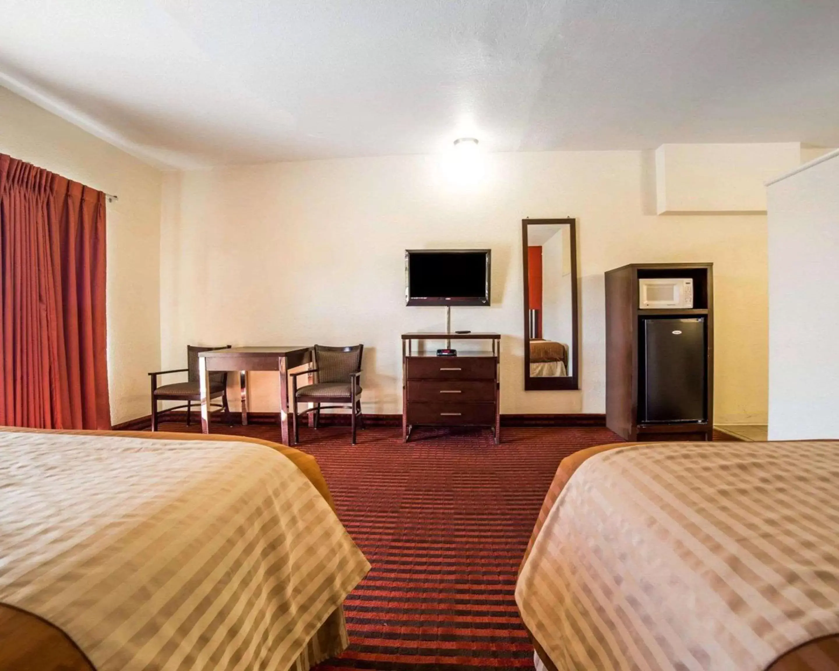 Photo of the whole room, TV/Entertainment Center in Rodeway Inn at Lake Powell