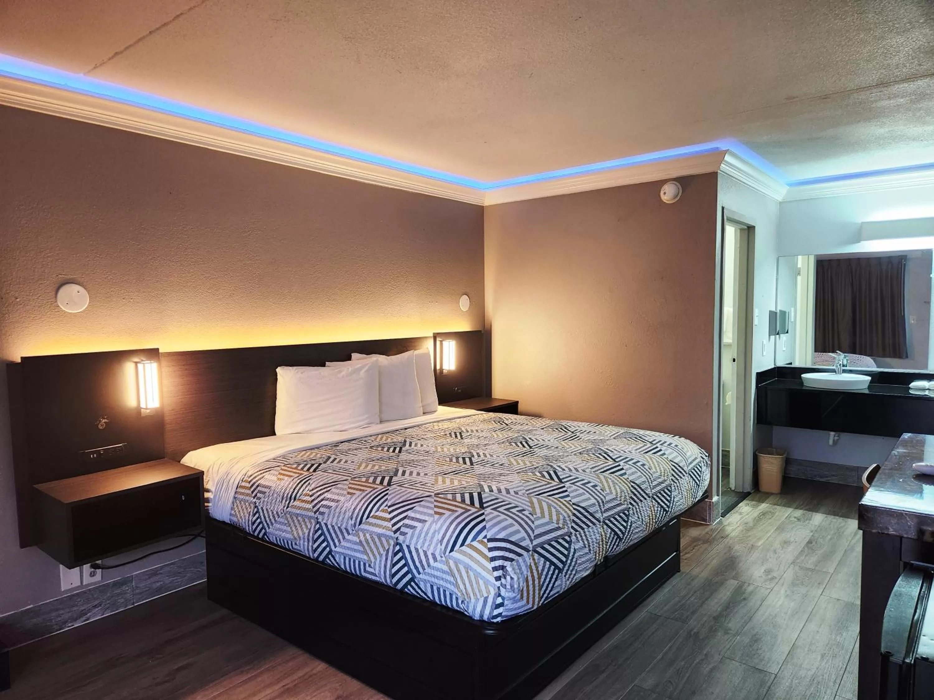 Bed in Motel 6 North Little Rock, AR-JFK Blvd