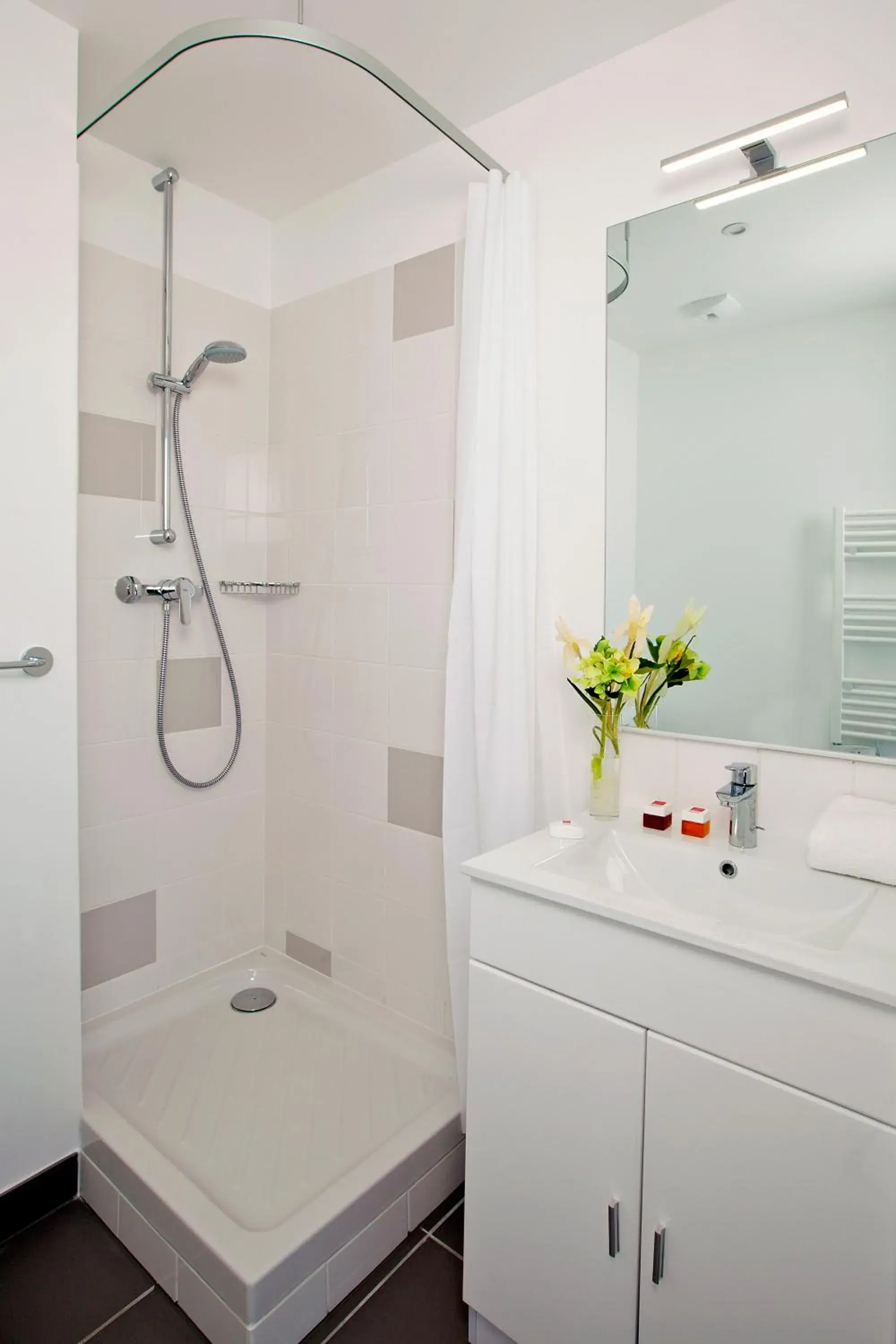Shower, Bathroom in Sejours & Affaires Paris-Davout