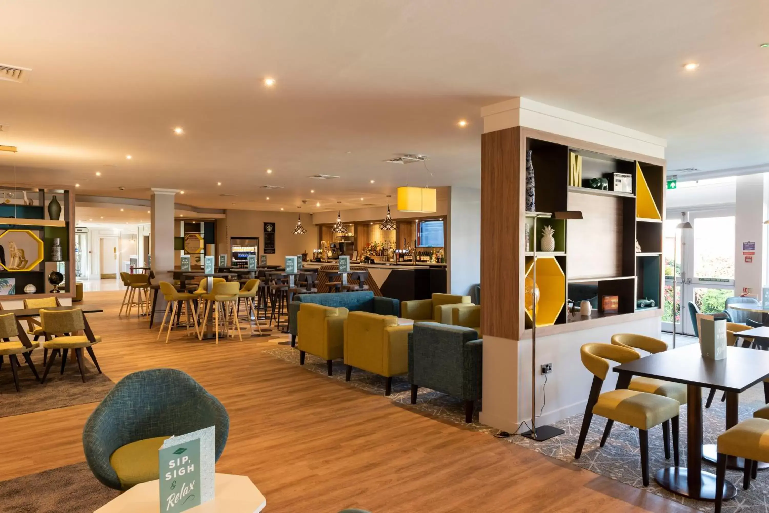 Lounge or bar, Restaurant/Places to Eat in Holiday Inn Birmingham M6, Jct7, an IHG Hotel