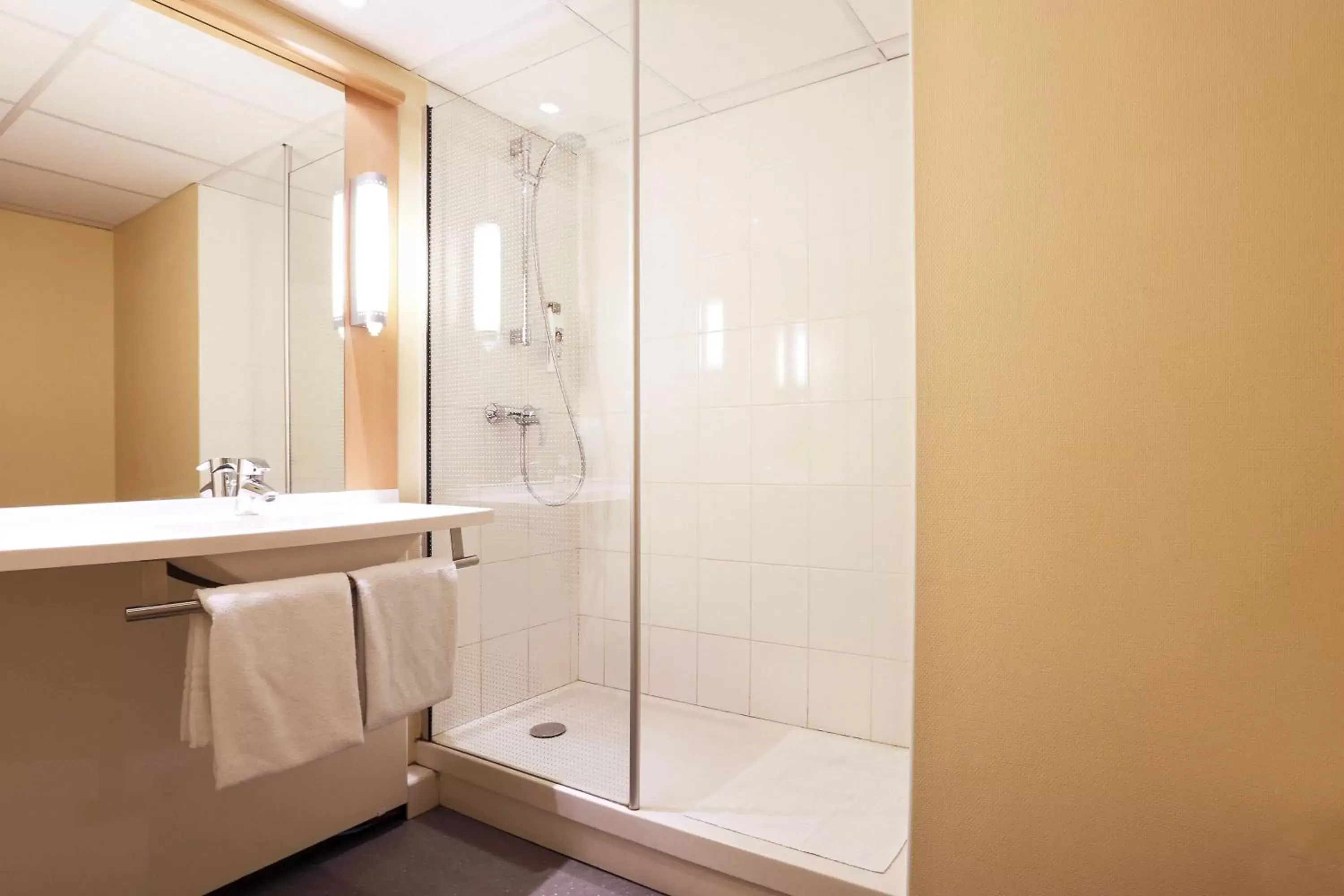 Shower, Bathroom in ibis Charleville Mézières