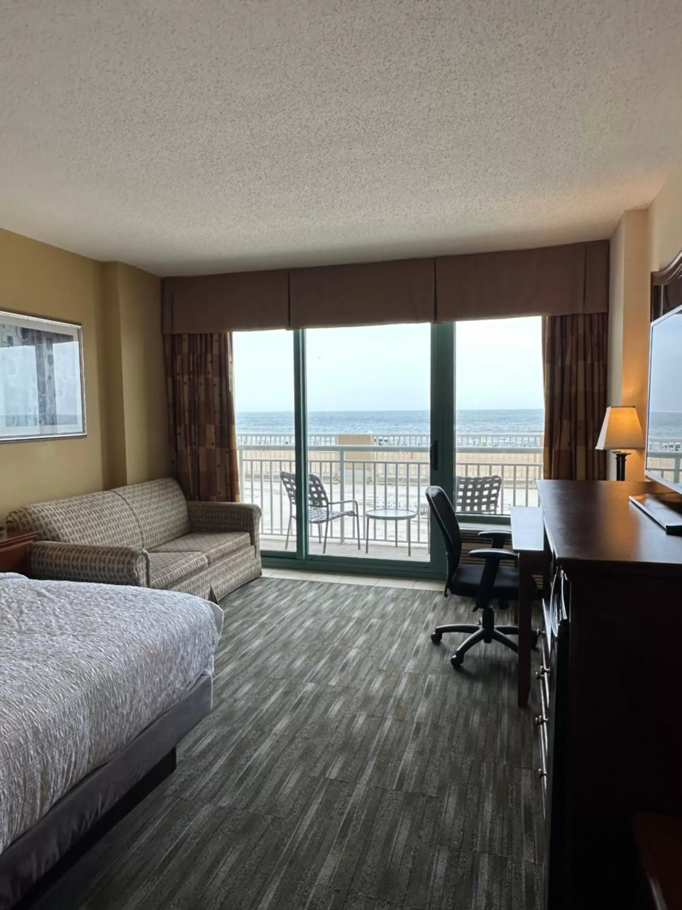 Bed in Hampton Inn Virginia Beach-Oceanfront South