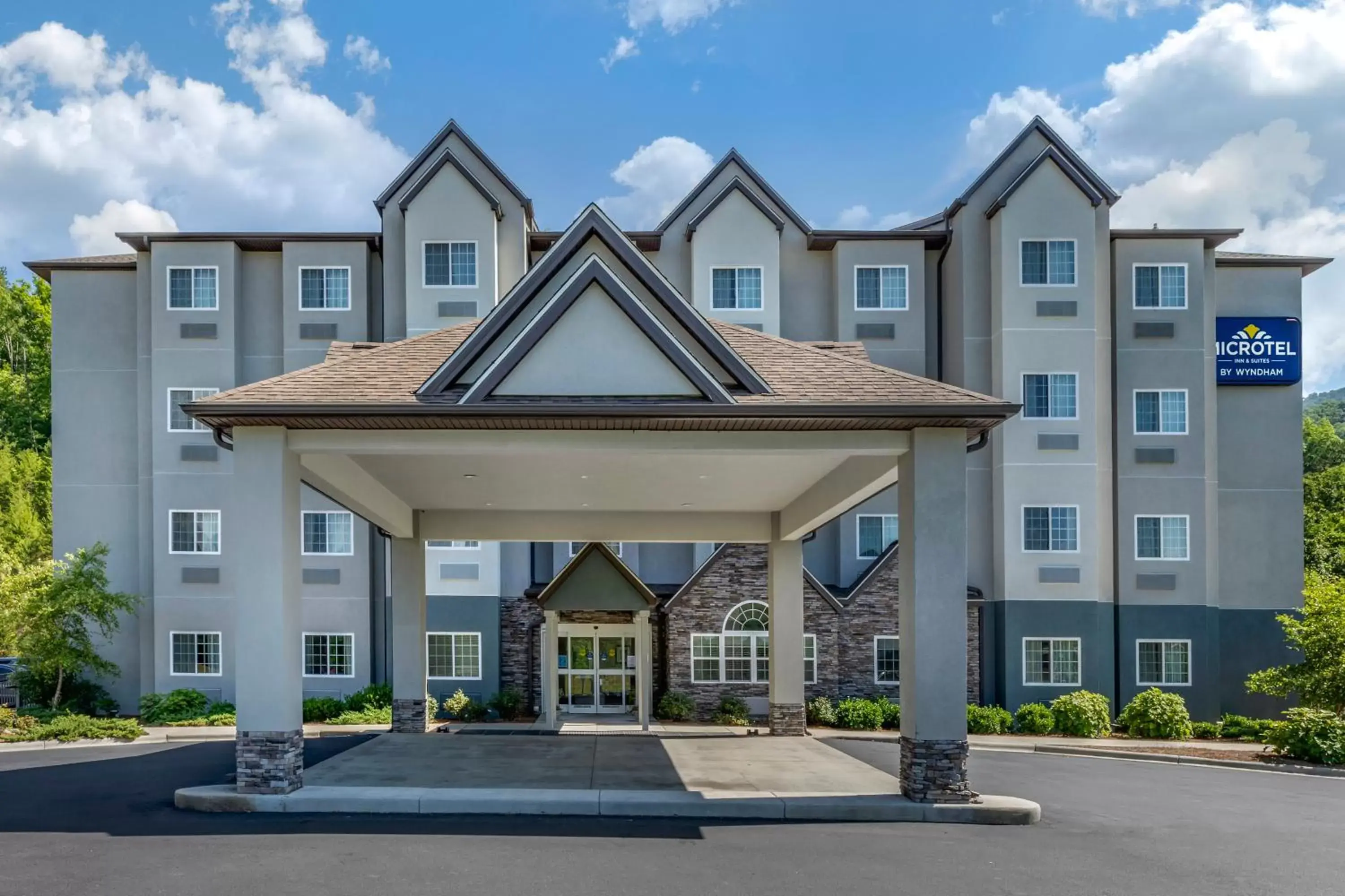 Property building in Microtel Inn & Suites Dillsboro/Sylva