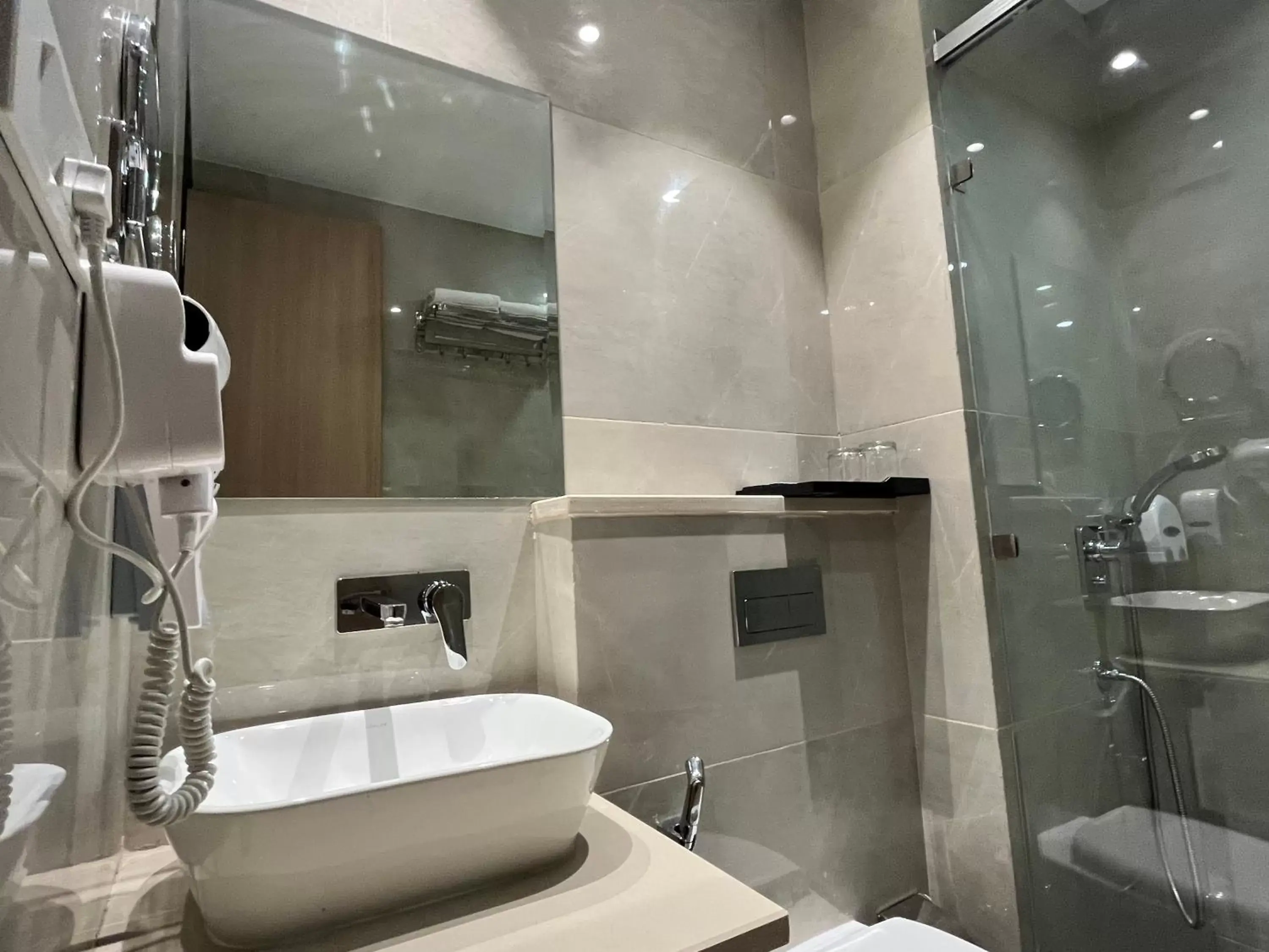 Bathroom in Hotel RRV with Free Parking Bathroom in Hotel RRV with Free Parking