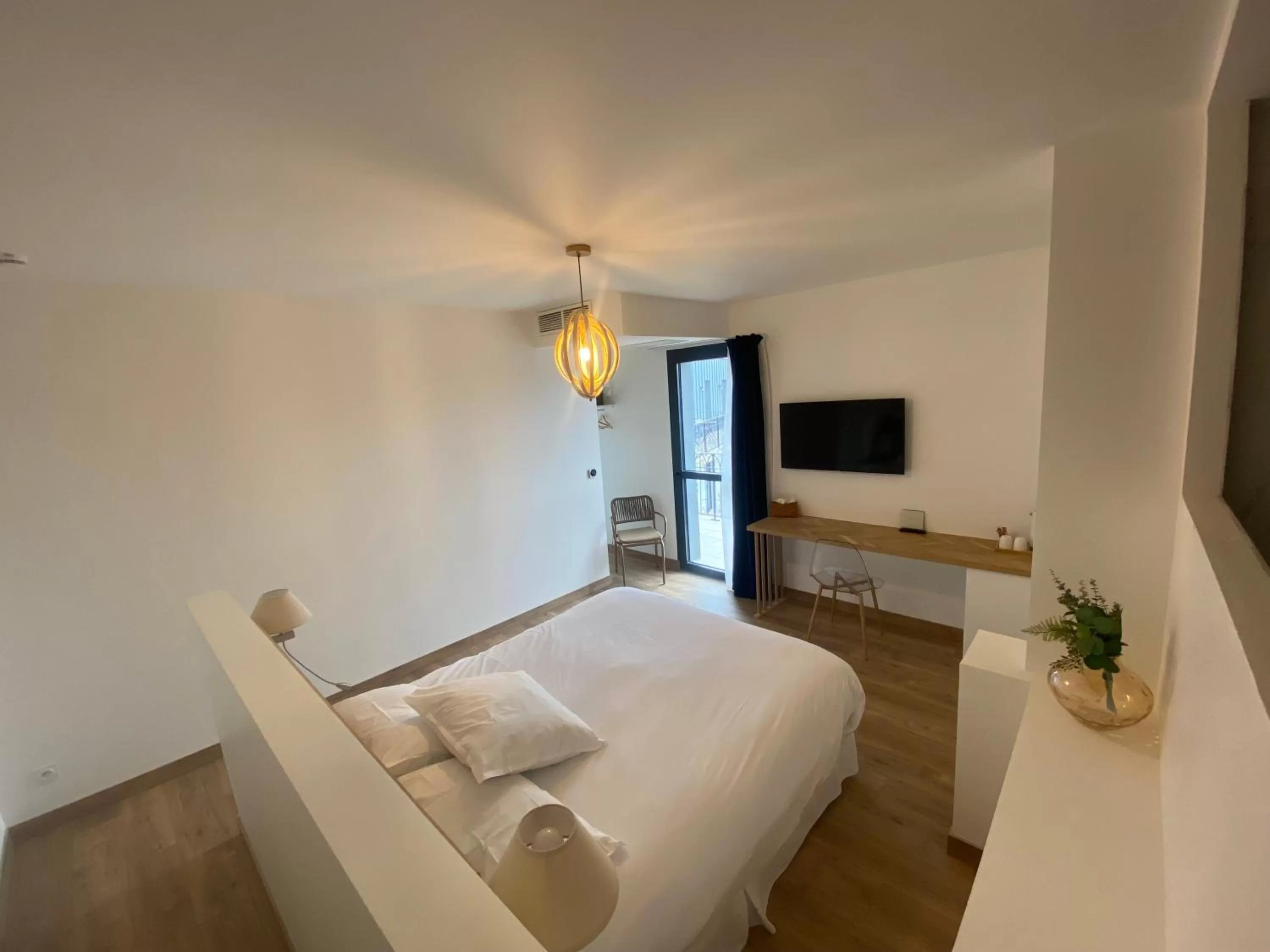 Photo of the whole room, Bed in LA TOUR AUX CRABES près de la plage