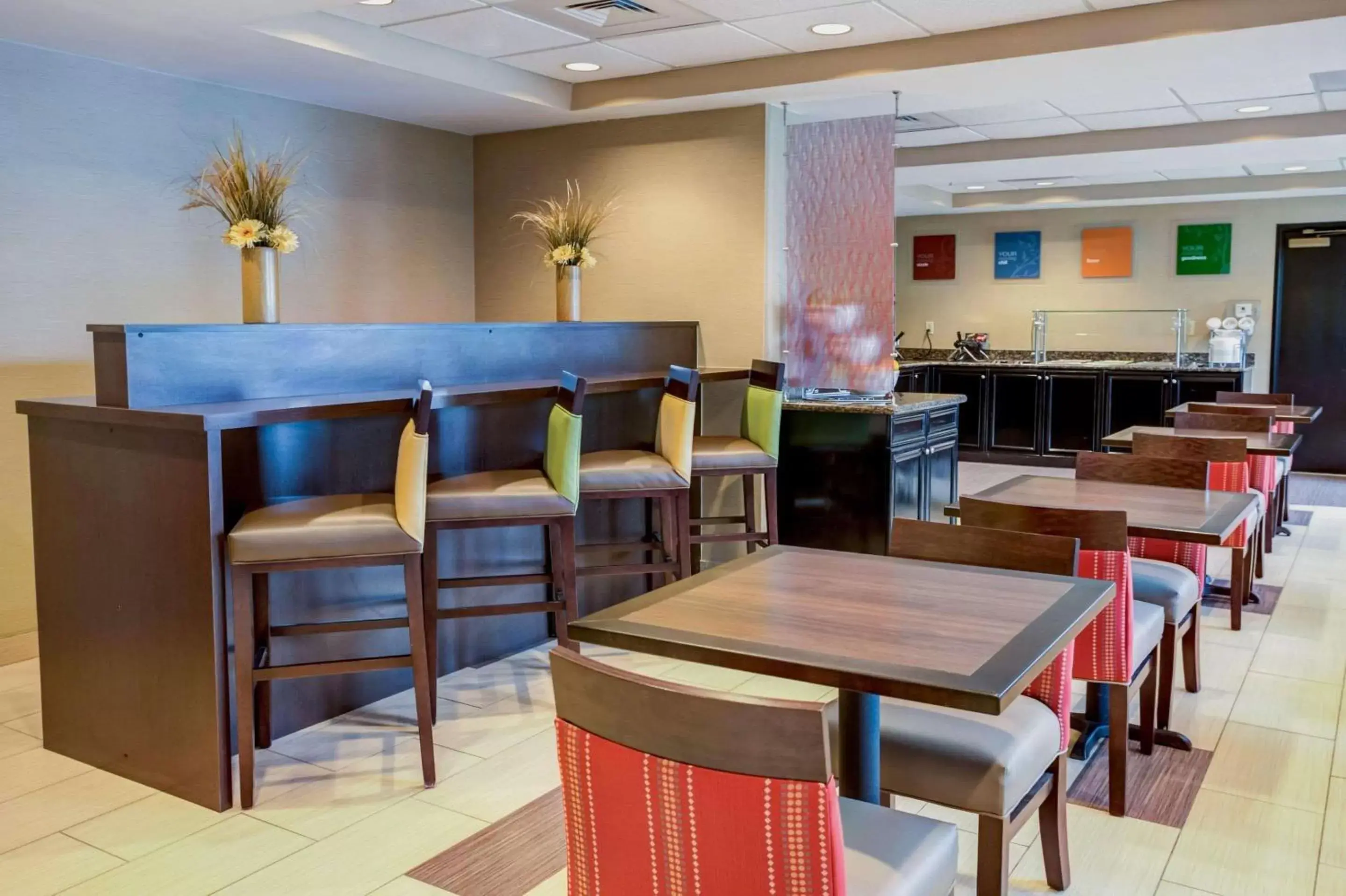Restaurant/Places to Eat in Comfort Suites Concord Mills