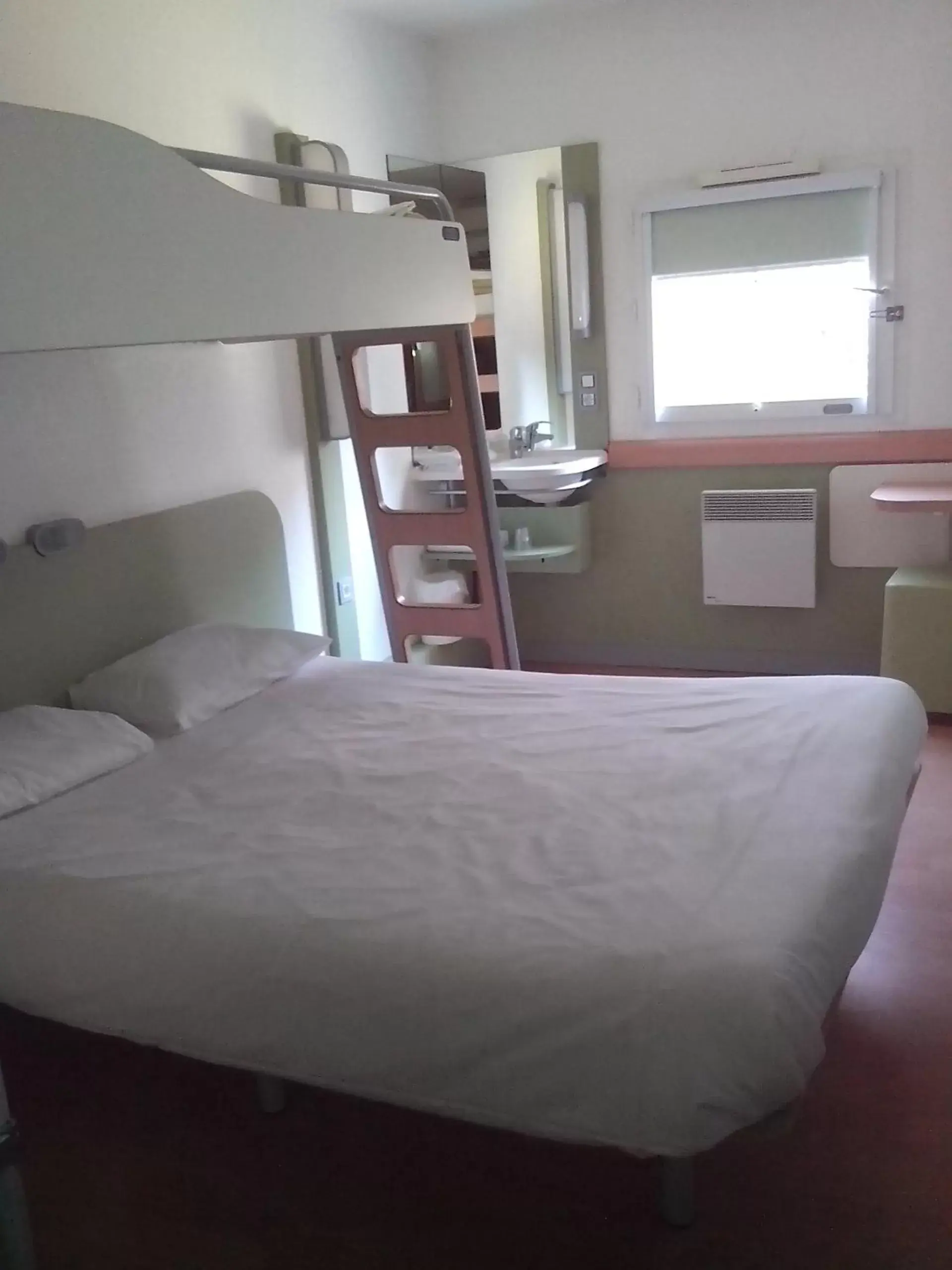 Bed, Bunk Bed in ibis budget Poitiers Sud