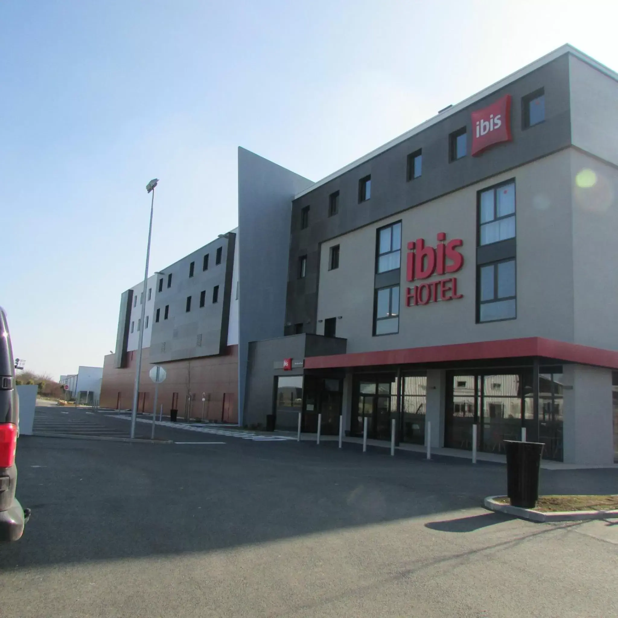 Facade/entrance, Property Building in Ibis Niort Est Mendes France