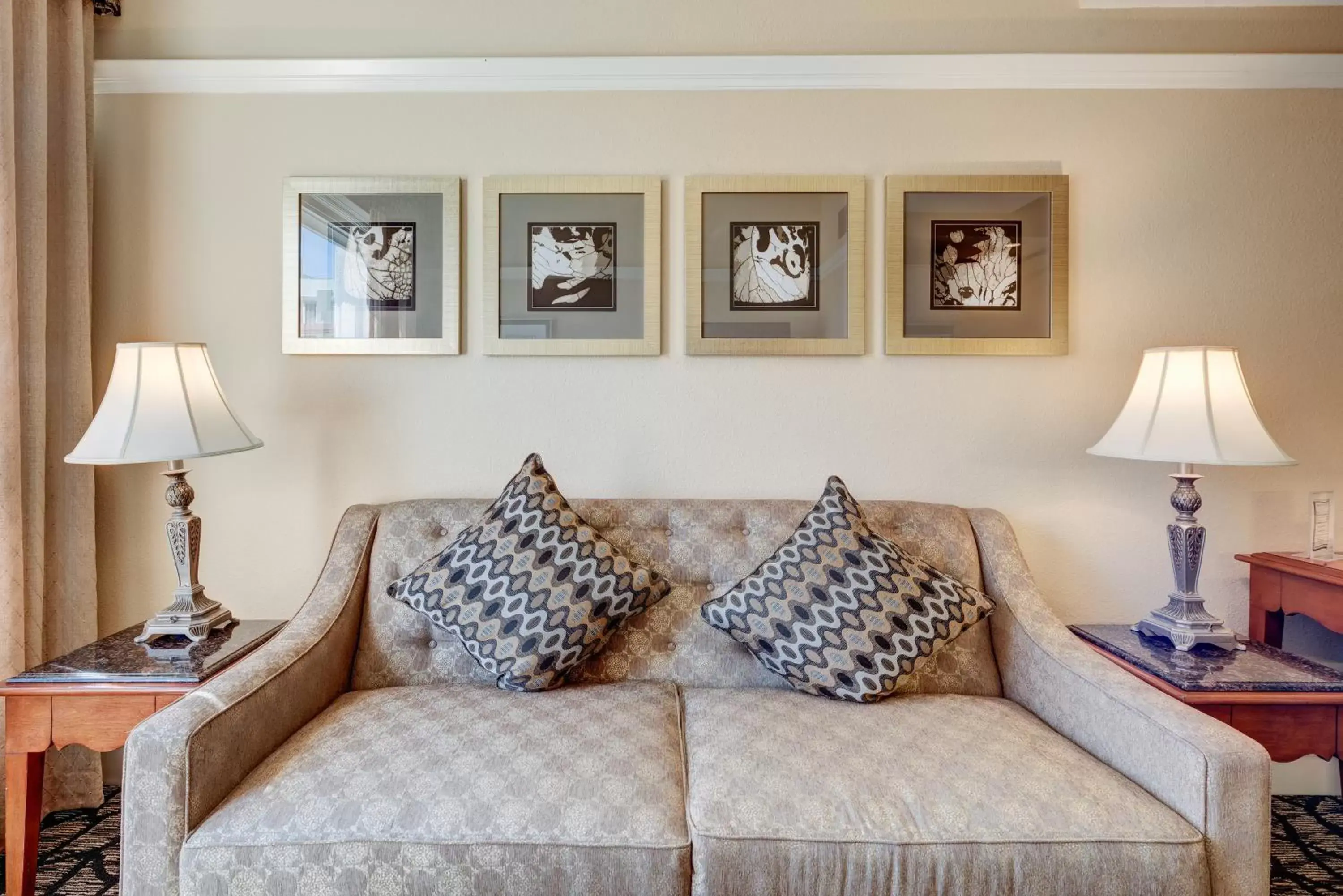 Seating area in Gaslamp Plaza Suites