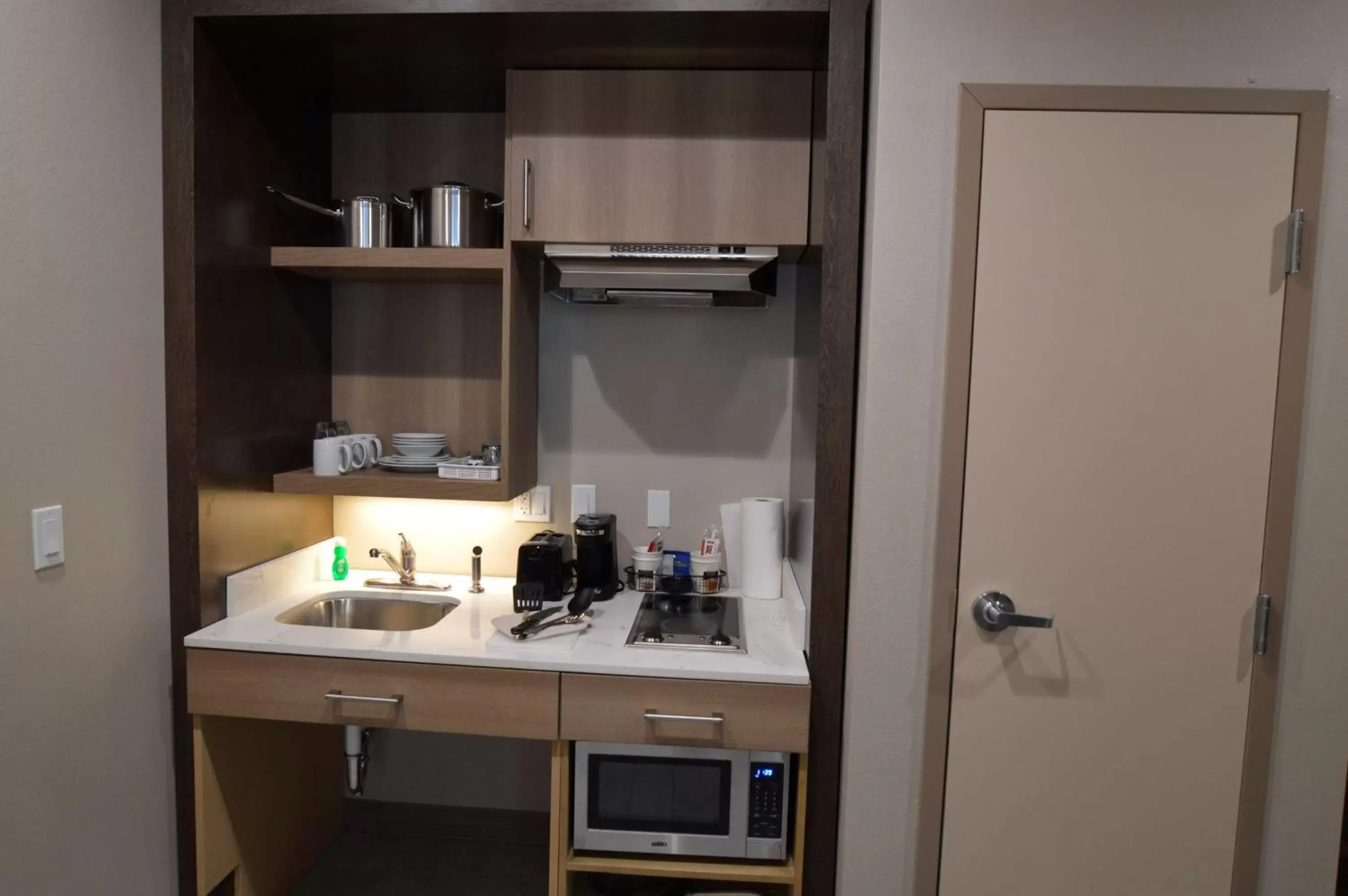 Photo of the whole room, Kitchen/Kitchenette in Best Western Executive Residency IH-37 Corpus Christi