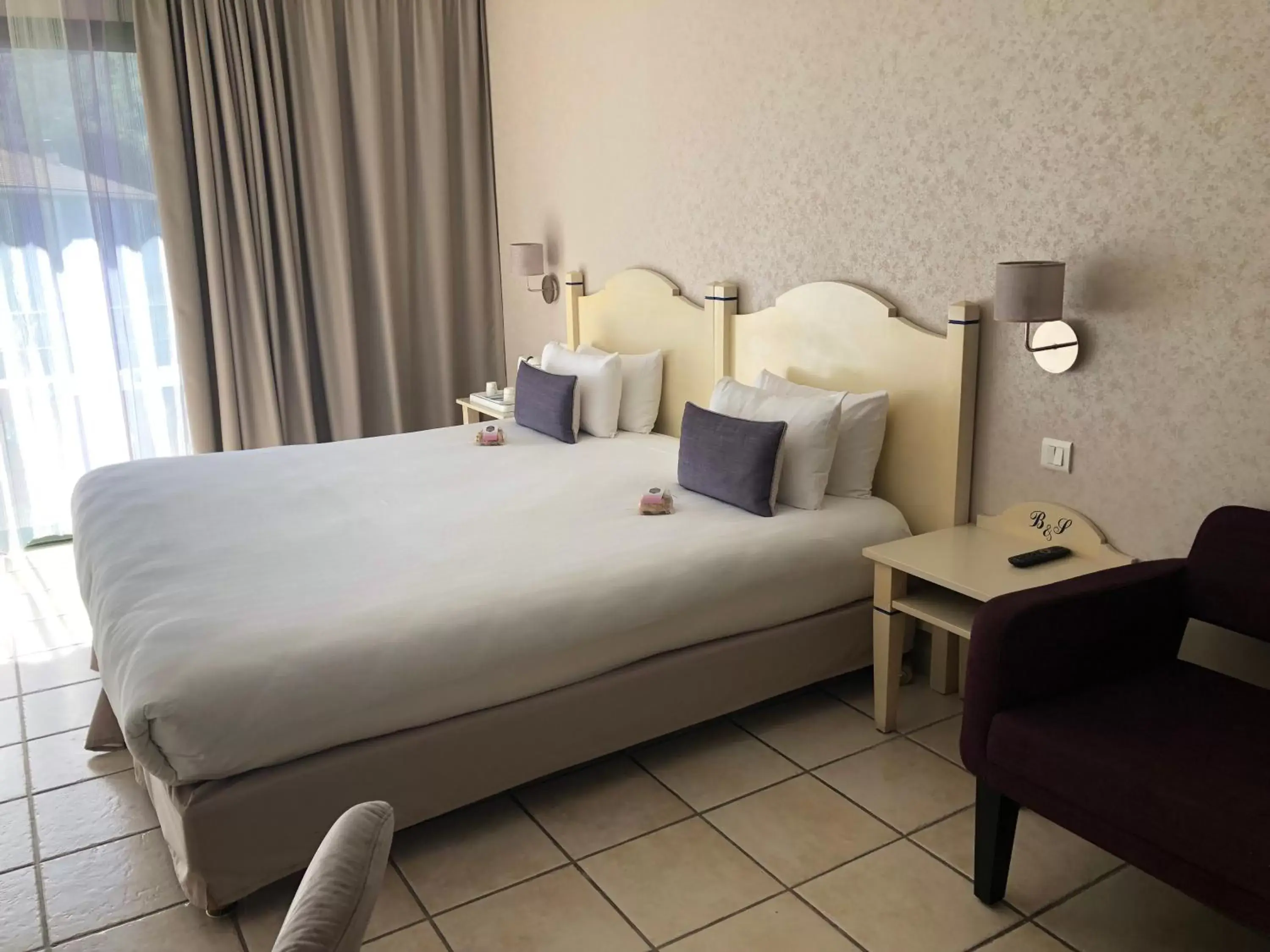 Bed in Best Western Gemenos en Provence