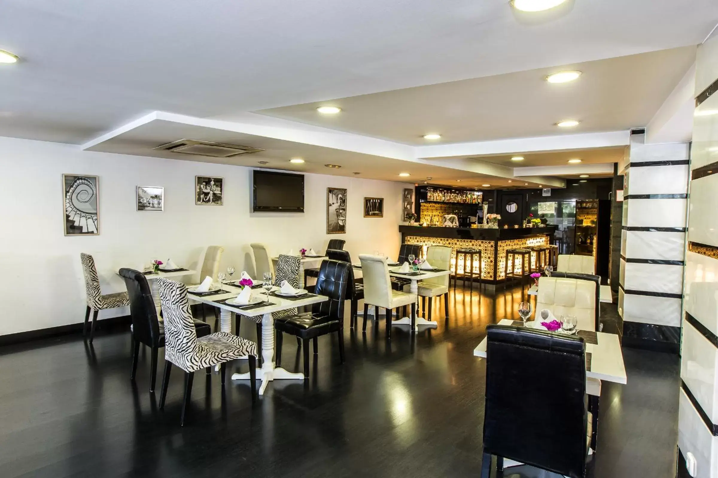 Lounge or bar, Restaurant/Places to Eat in Leonardo Hotel Granada