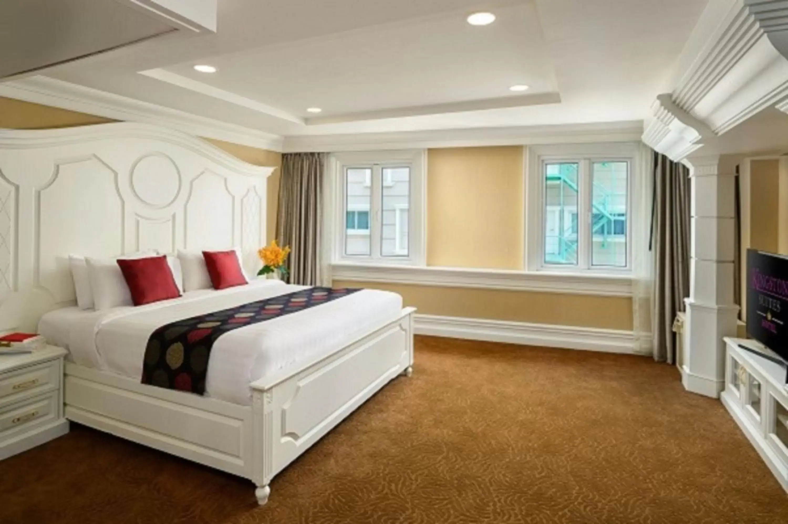Bedroom, Bed in Kingston Suites Bangkok