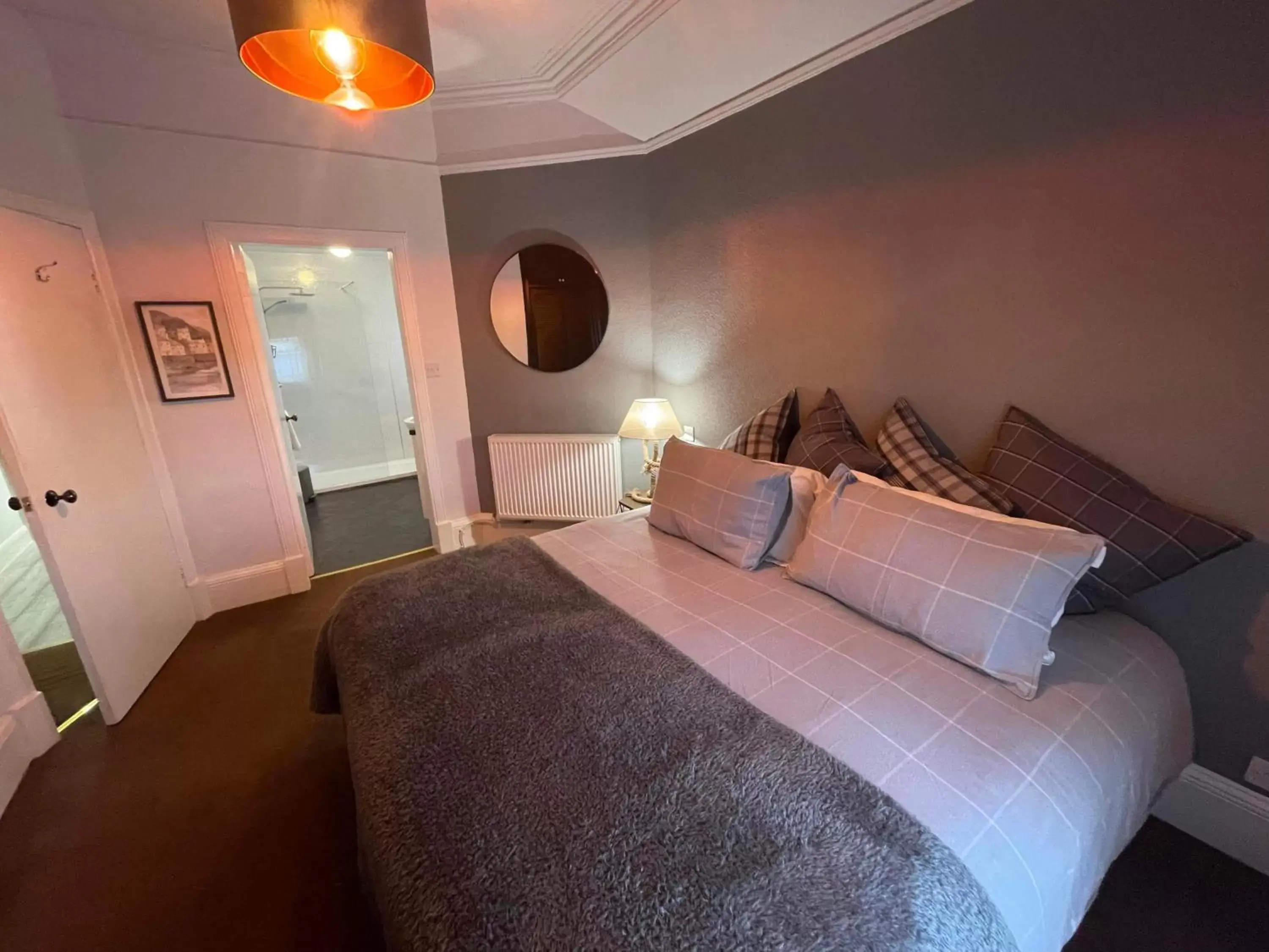 Bedroom, Bed in The Upper Largo Hotel & Restaurant