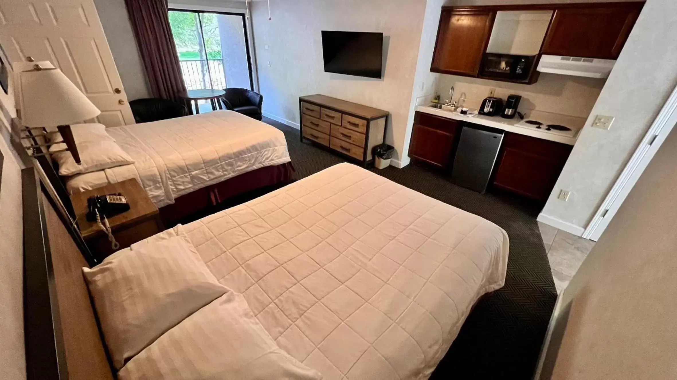 Bed in Yosemite View Lodge Bed in Yosemite View Lodge