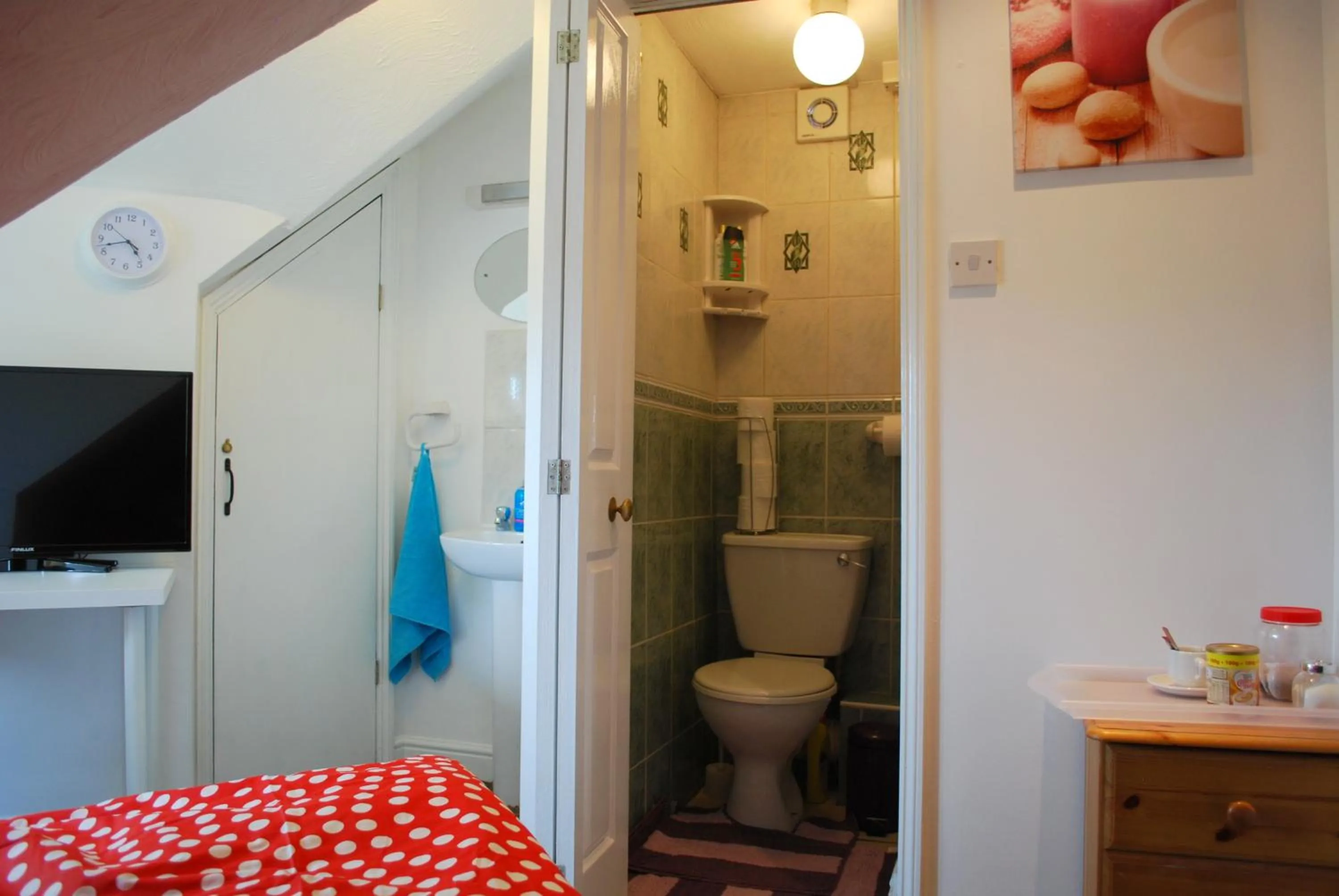 Photo of the whole room in Clift Guest House