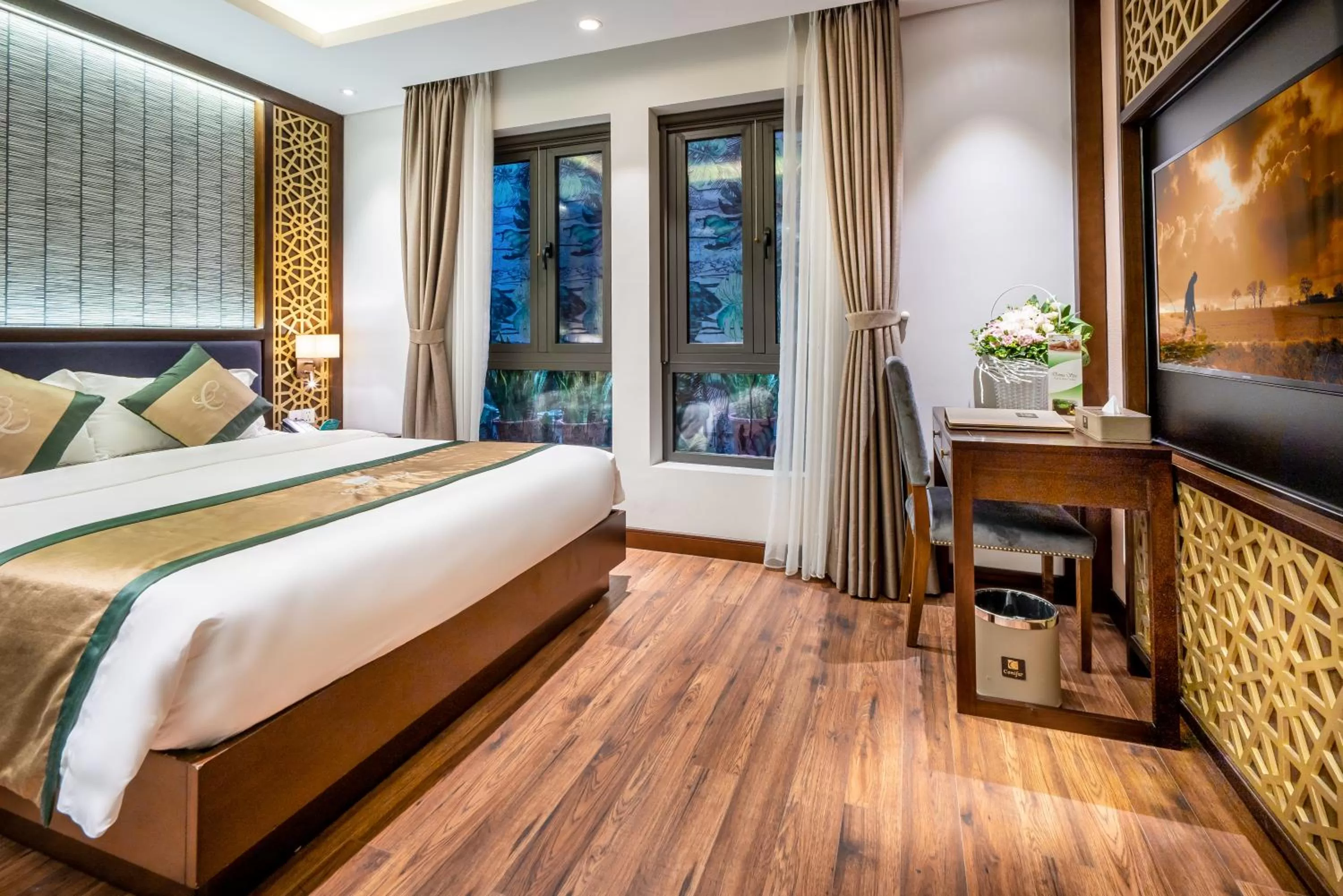 Photo of the whole room, Bed in Conifer Grand Hotel