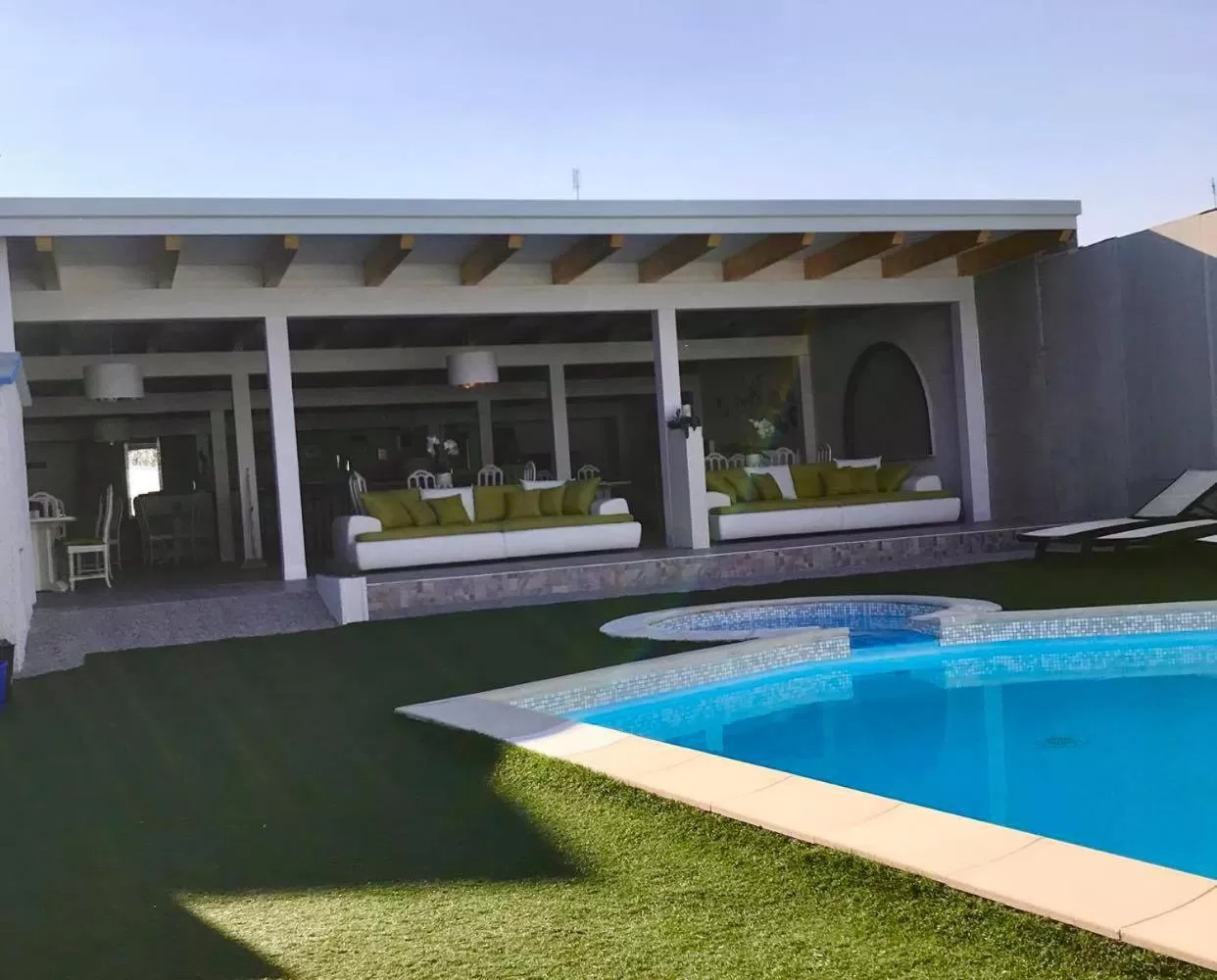 Swimming pool, Property Building in Lady Hamilton B&B