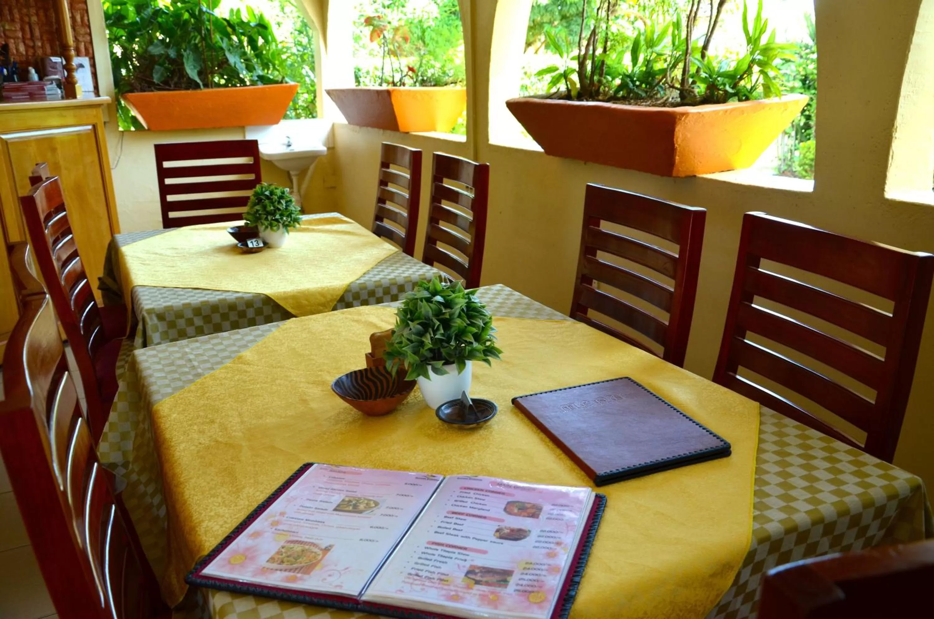 Restaurant/places to eat in Sunset Hotel Entebbe