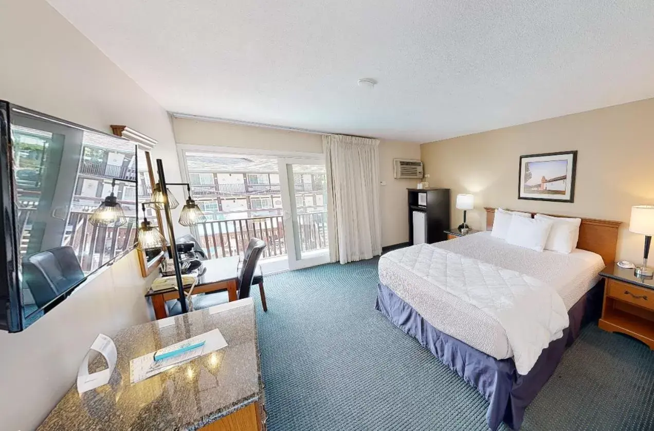 Deluxe Queen Room with Two Queen Beds (Balcony) in King Frederik Inn