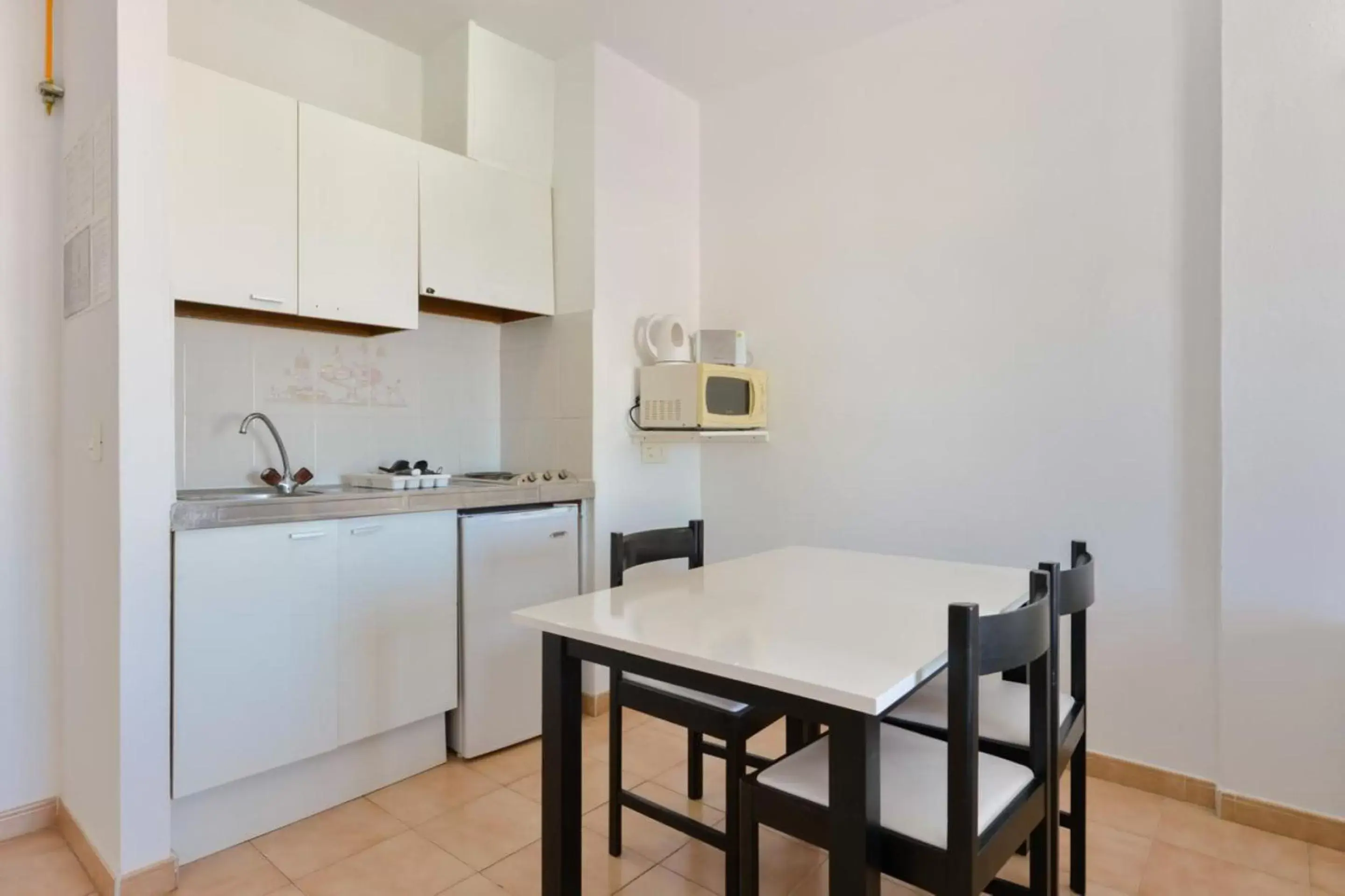 Dining area, Kitchen/Kitchenette in Apartamentos San Antonio Beach