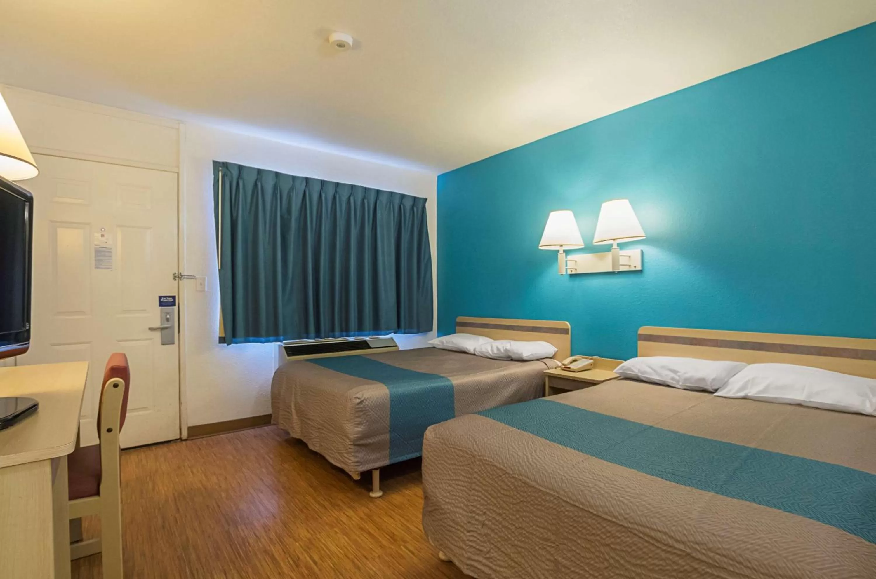 TV and multimedia, Bed in Motel 6-Rochester, MN