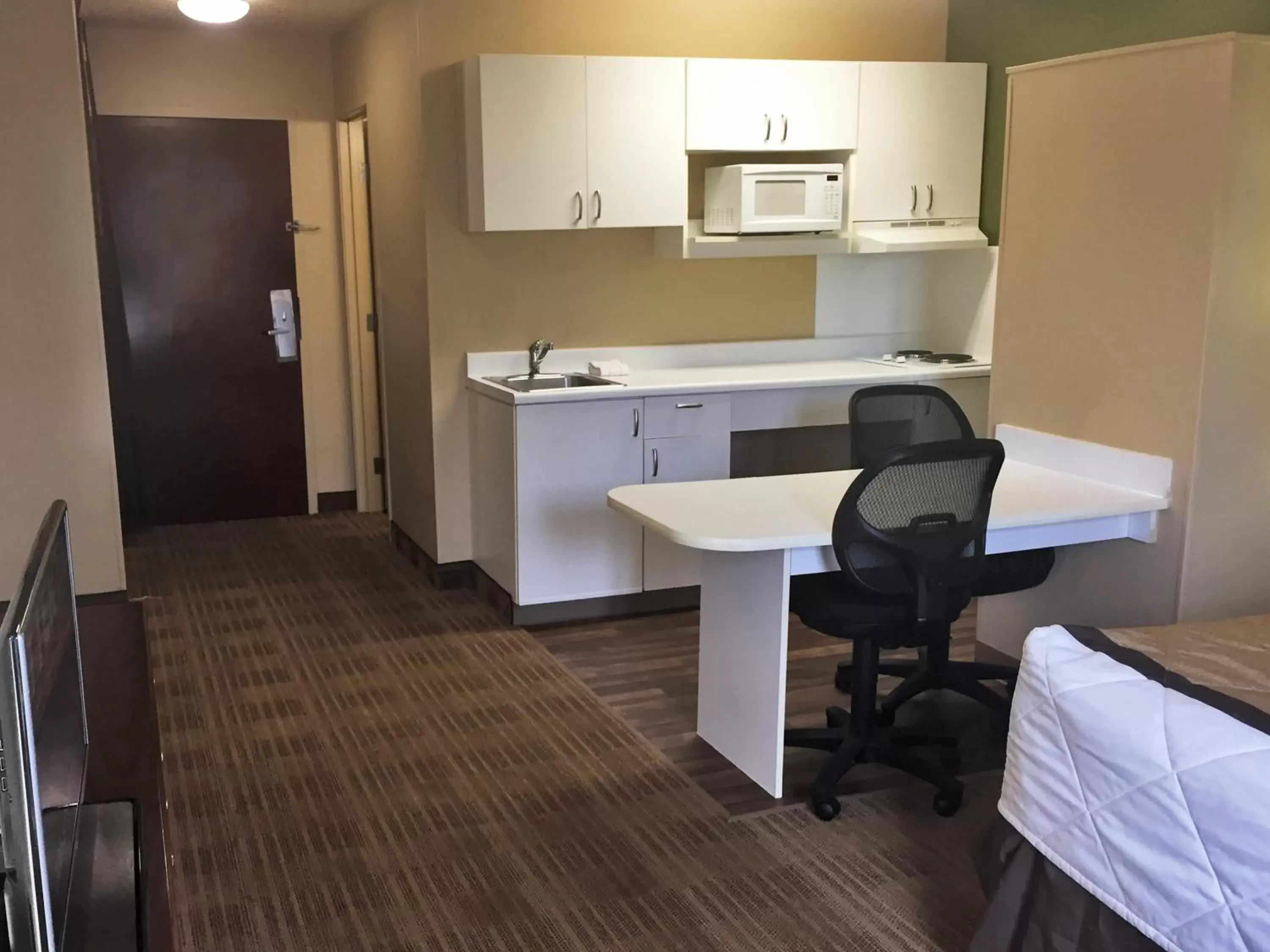 TV and multimedia, Kitchen/Kitchenette in Extended Stay America Select Suites - Chicago - Downers Grove