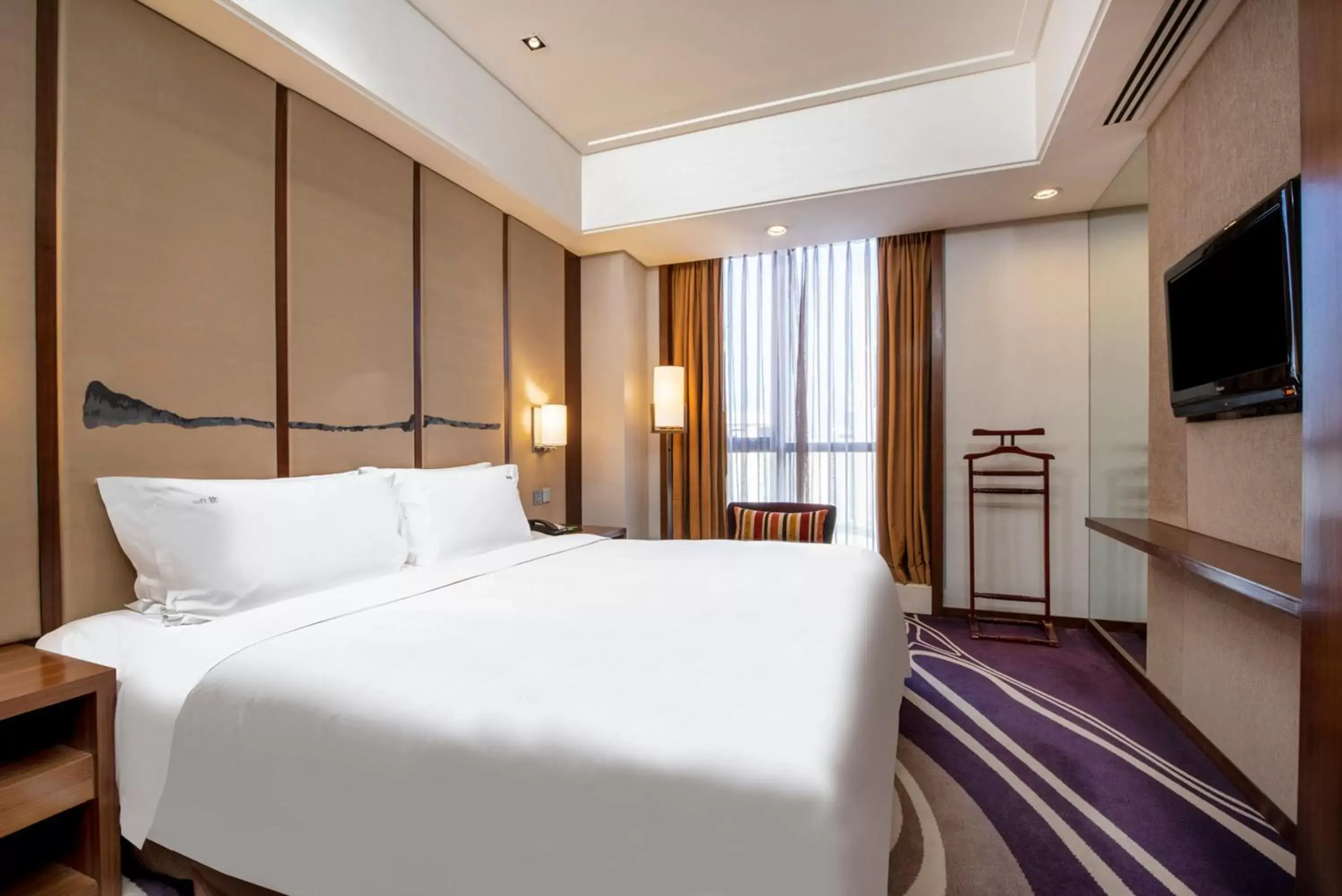 Photo of the whole room, Bed in Holiday Inn Qingdao City Center, an IHG Hotel - Shopping MALL