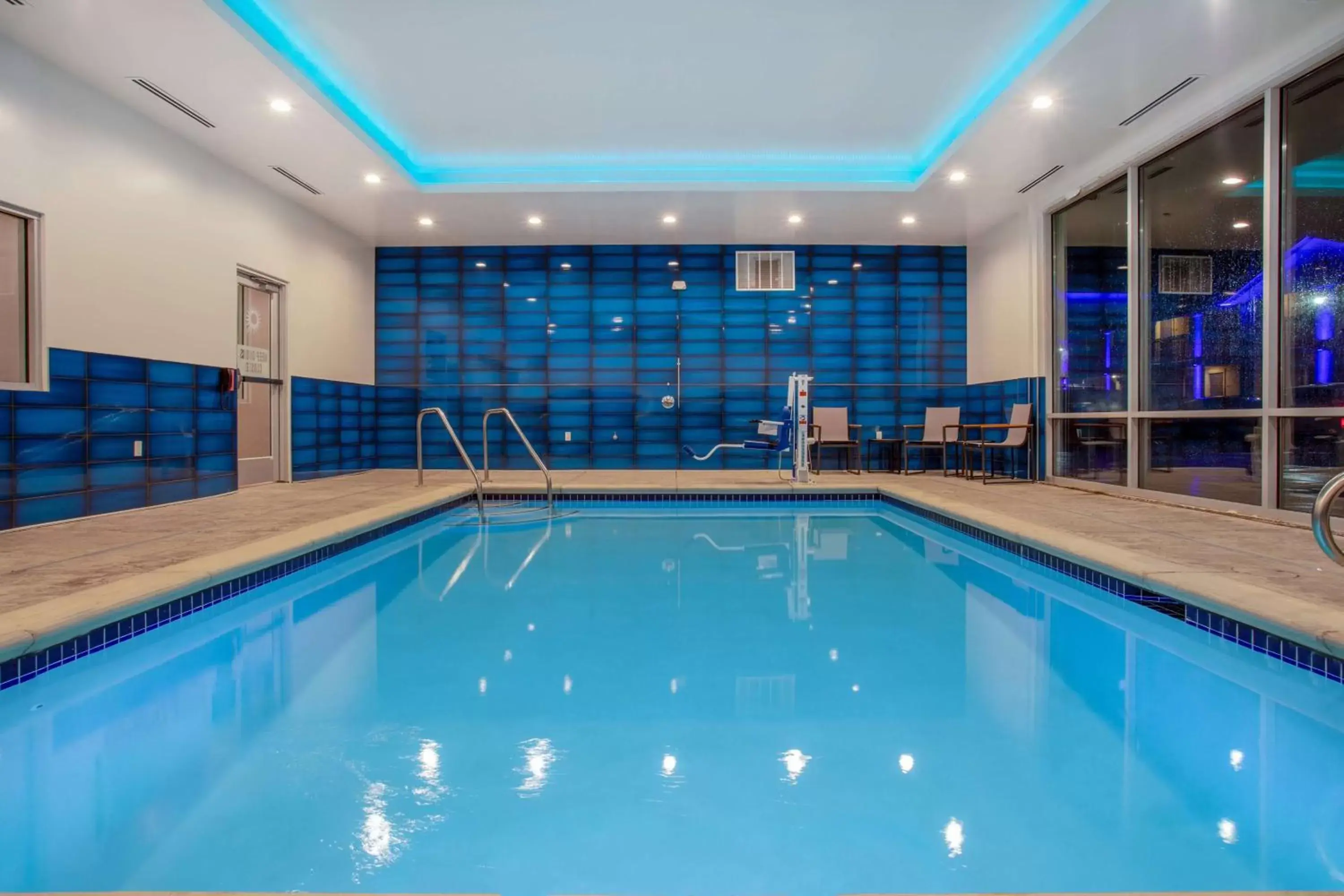 Pool view, Swimming Pool in La Quinta Inn & Suites by Wyndham Galt Lodi North