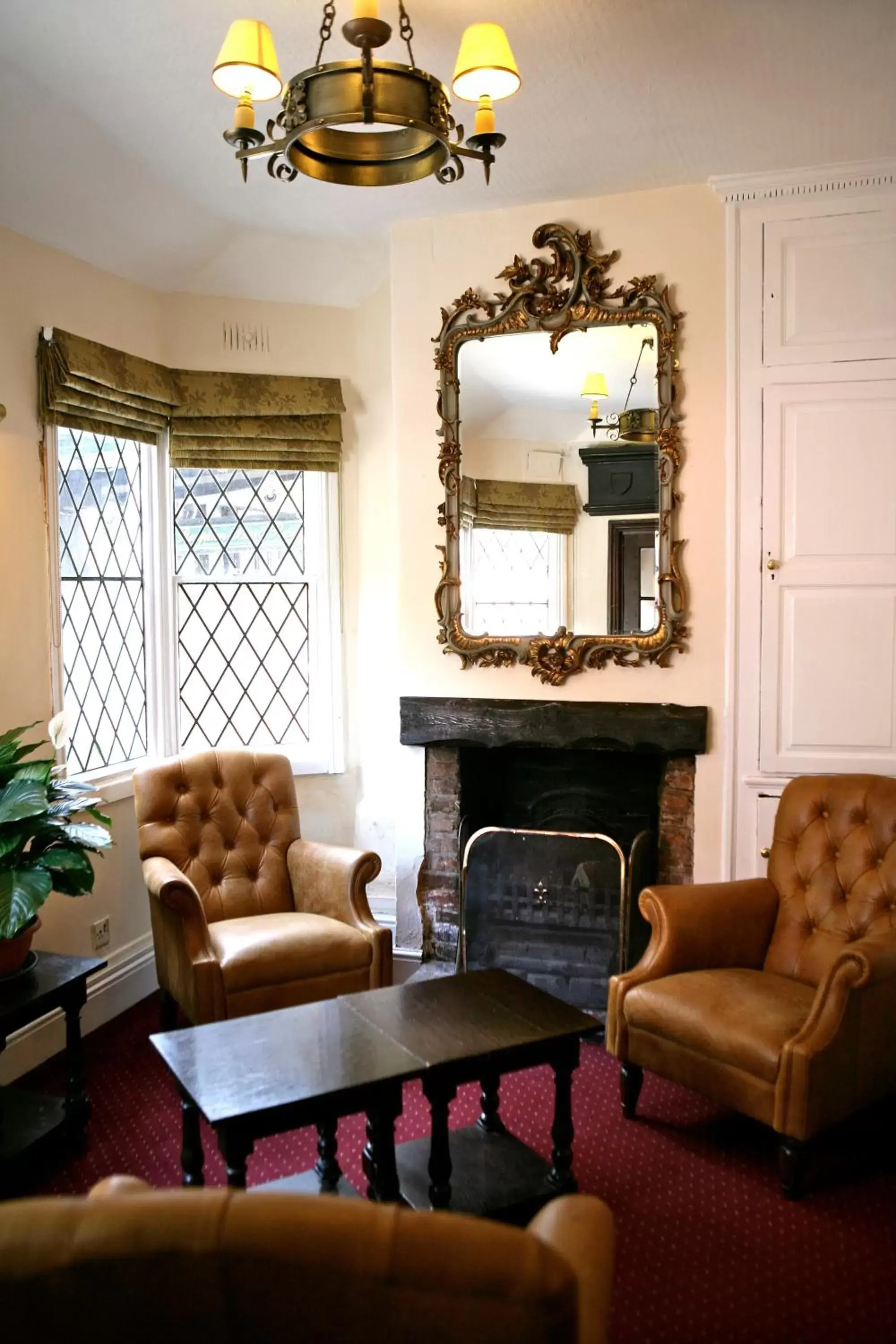 Lounge or bar, Seating Area in The Saracens Head Hotel