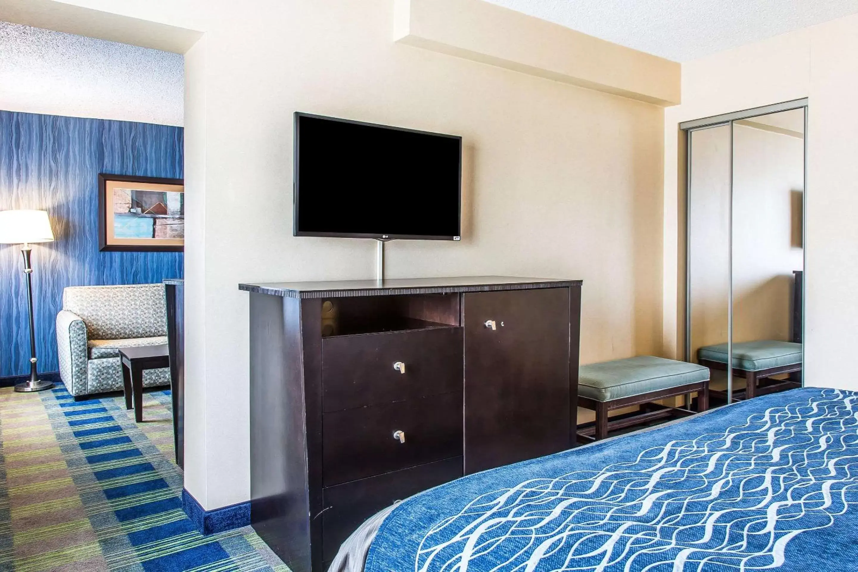 Photo of the whole room, TV/Entertainment Center in Comfort Inn & Suites