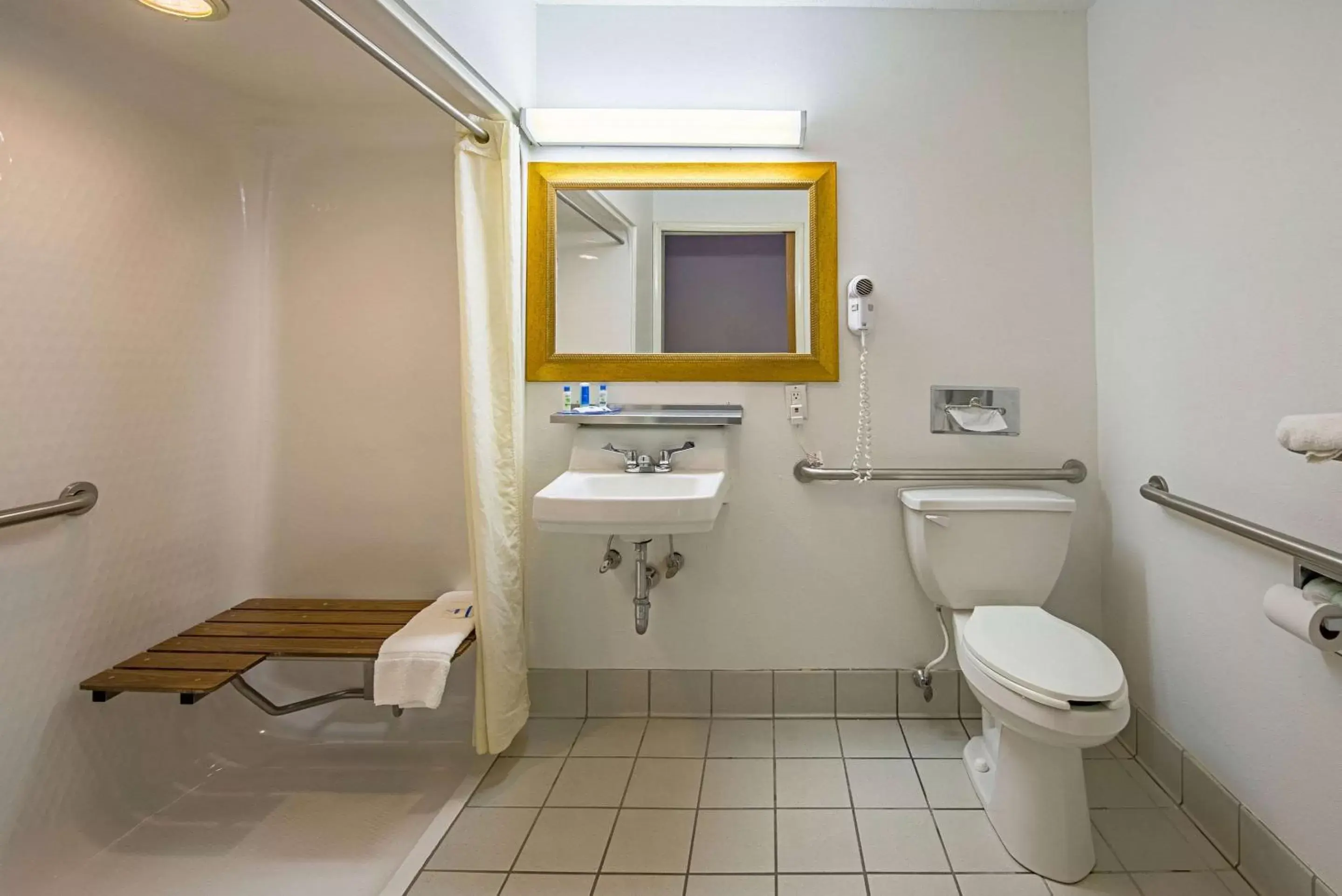 Photo of the whole room, Bathroom in Rodeway Inn Huntington