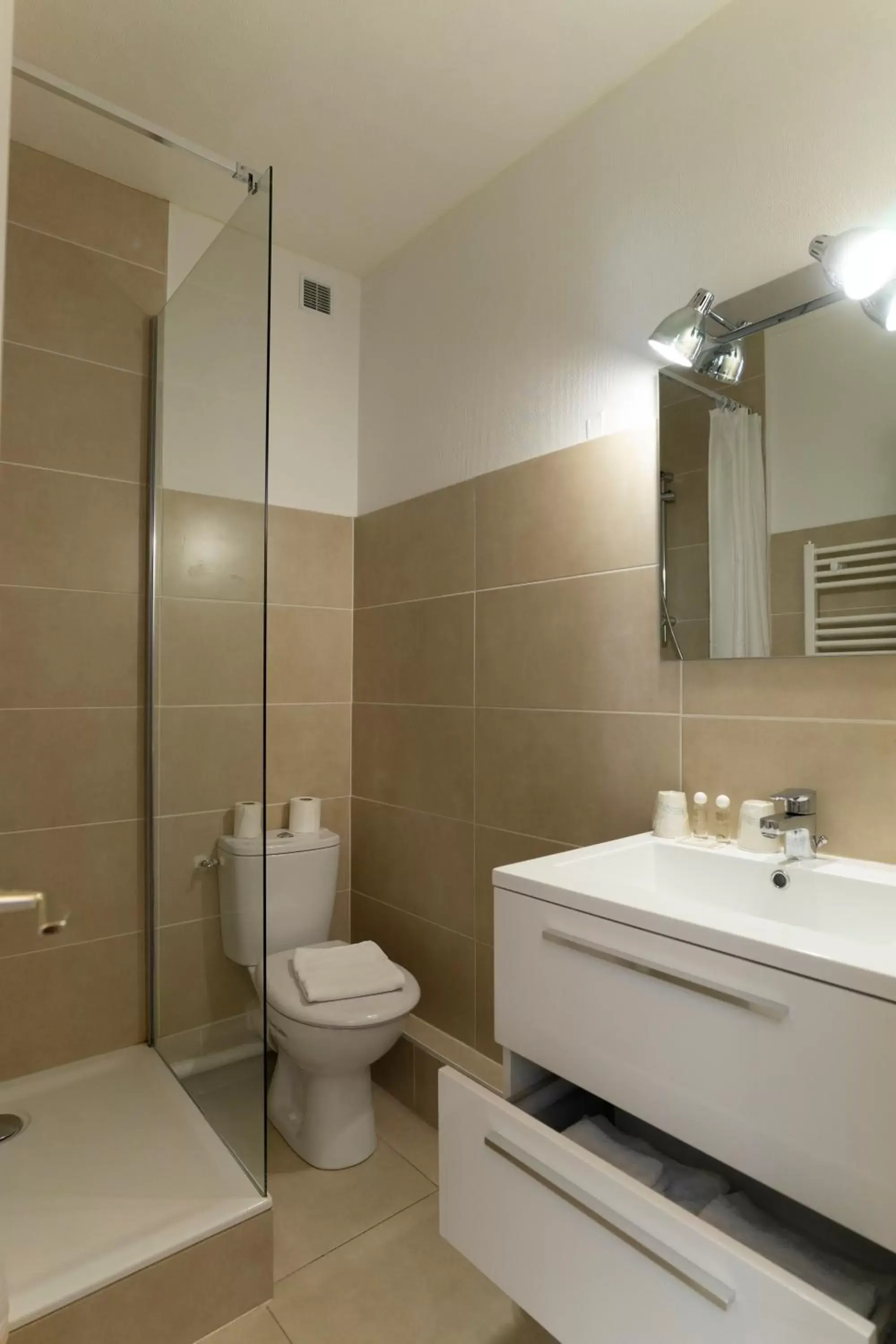 Bathroom in Hôtel du Midi