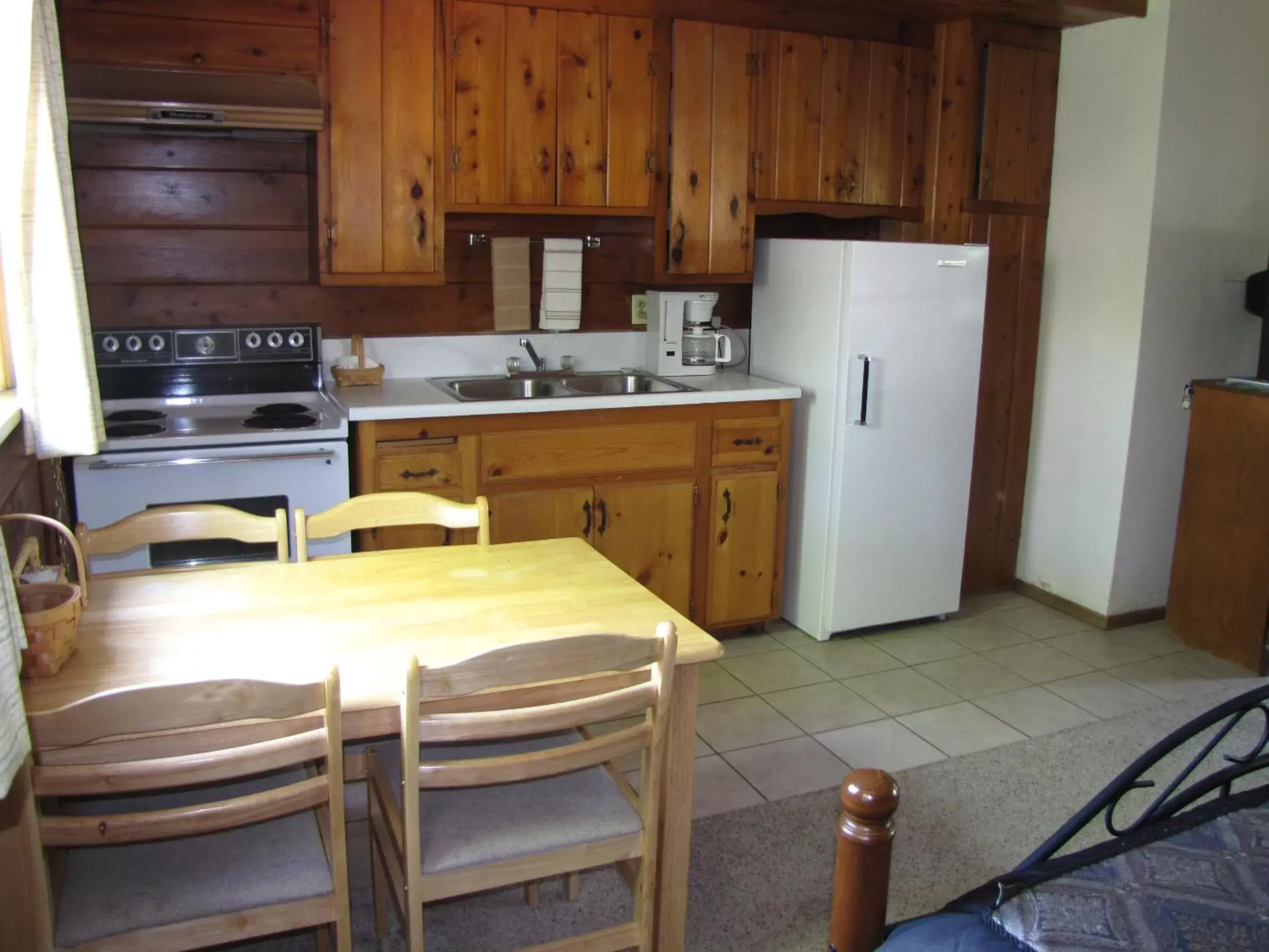 Kitchen/Kitchenette in Kern Riverfront Lodge