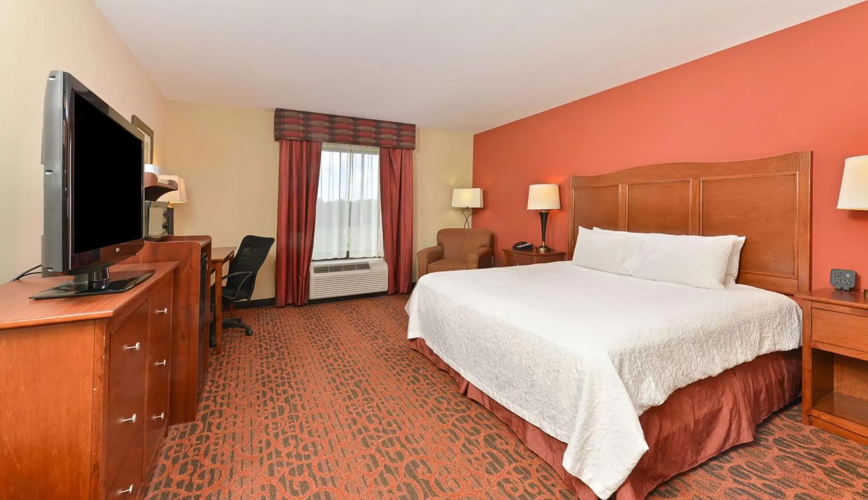 Bedroom, TV/Entertainment Center in Hampton Inn Clinton