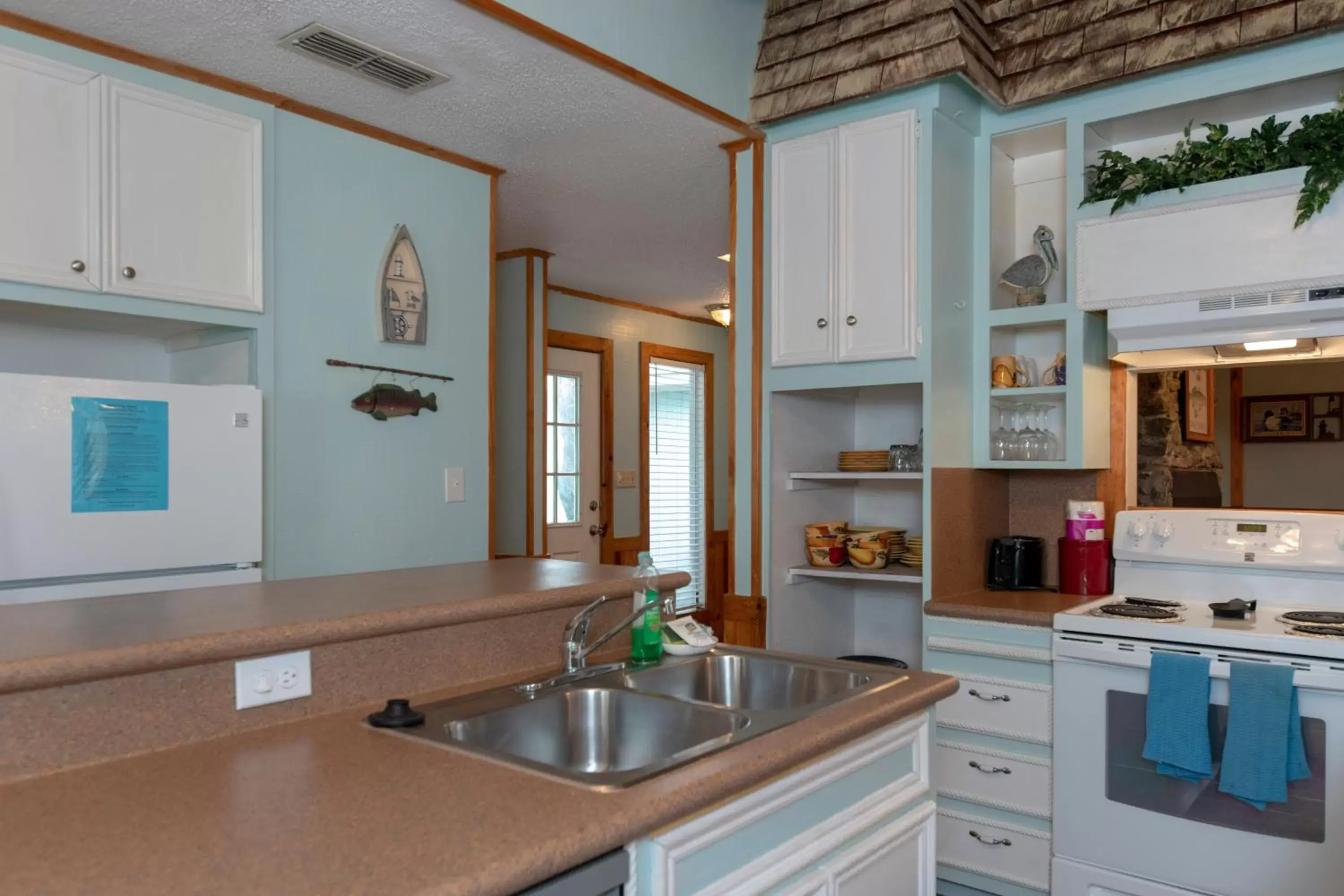 Coffee/tea facilities, Kitchen/Kitchenette in D&R Pelican Bay Resort