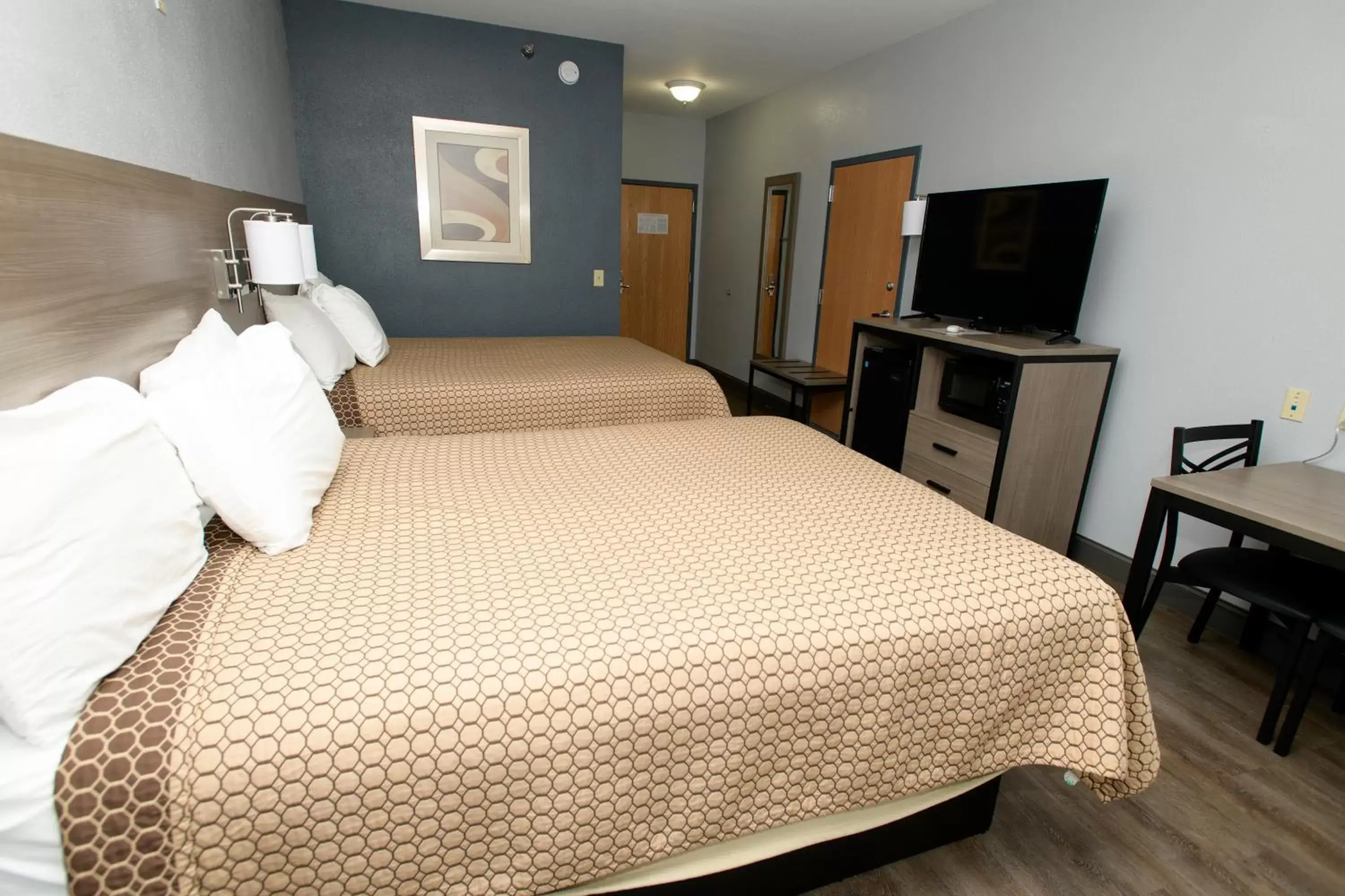 Bedroom, Bed in HomeTown Inn-Ringgold