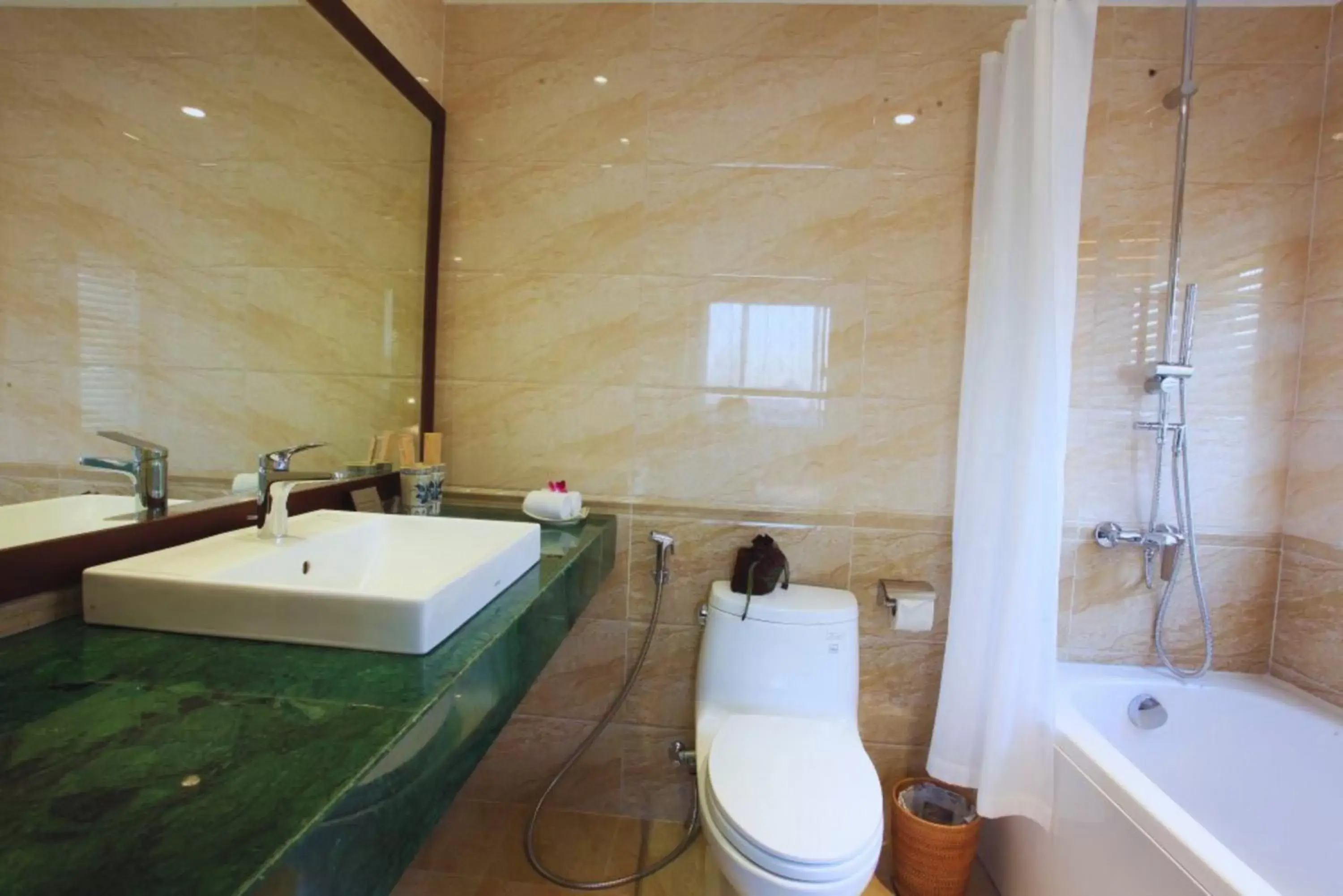 Hot Tub, Bathroom in Hotel Emerald Waters Classy