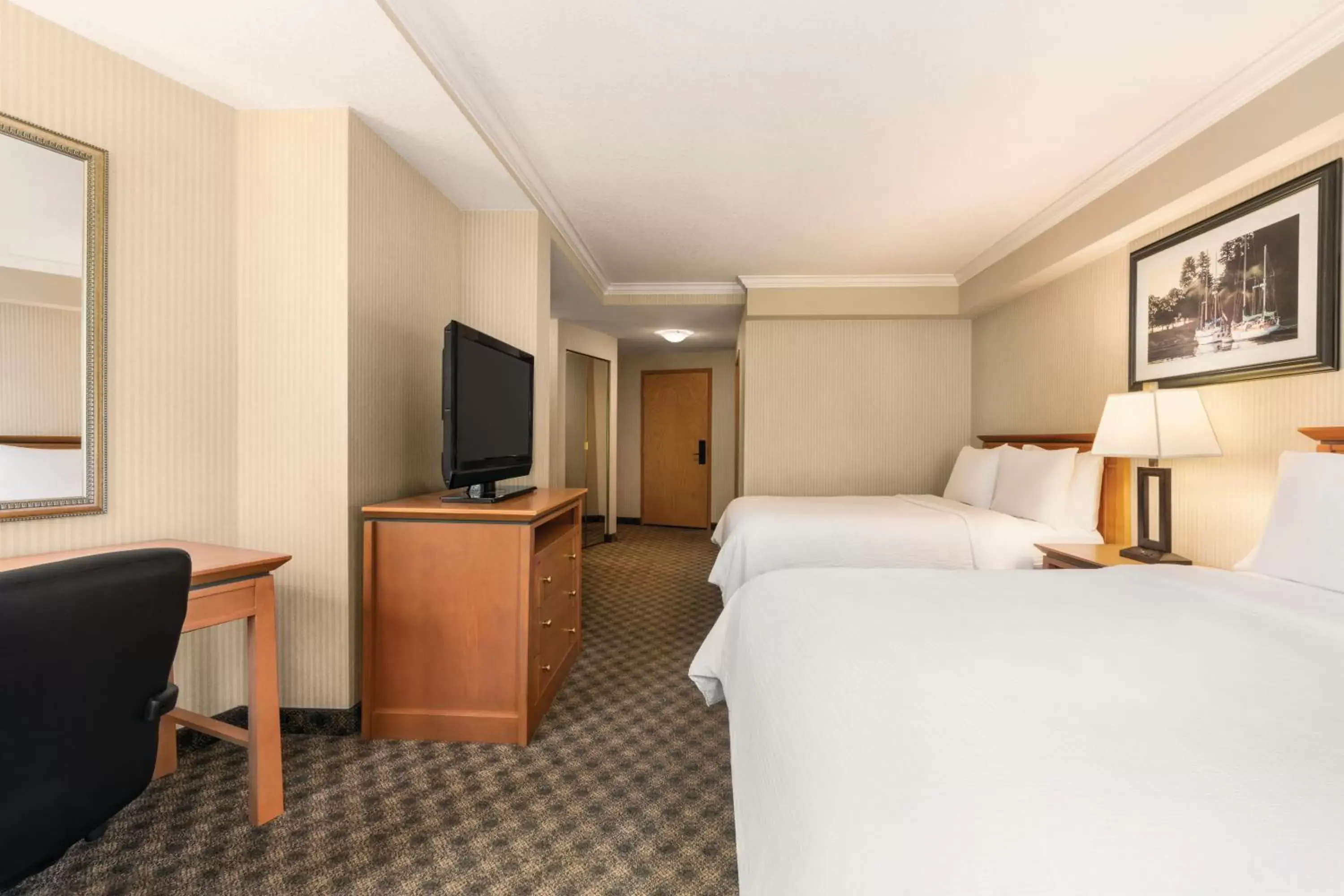 TV and multimedia, Bed in Holiday Inn & Suites North Vancouver, an IHG Hotel