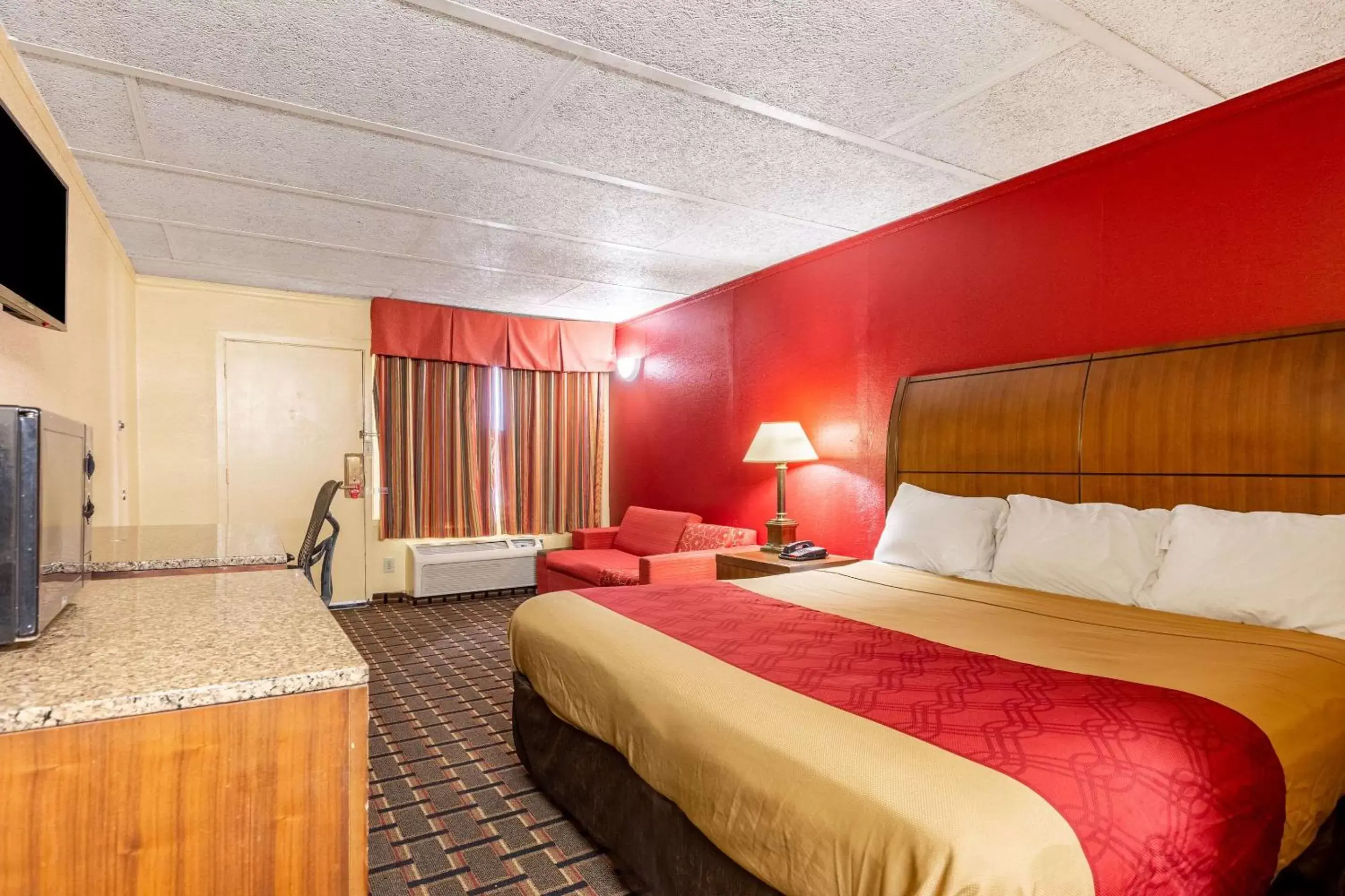 Photo of the whole room, Bed in Econo Lodge Charlotte Airport Area