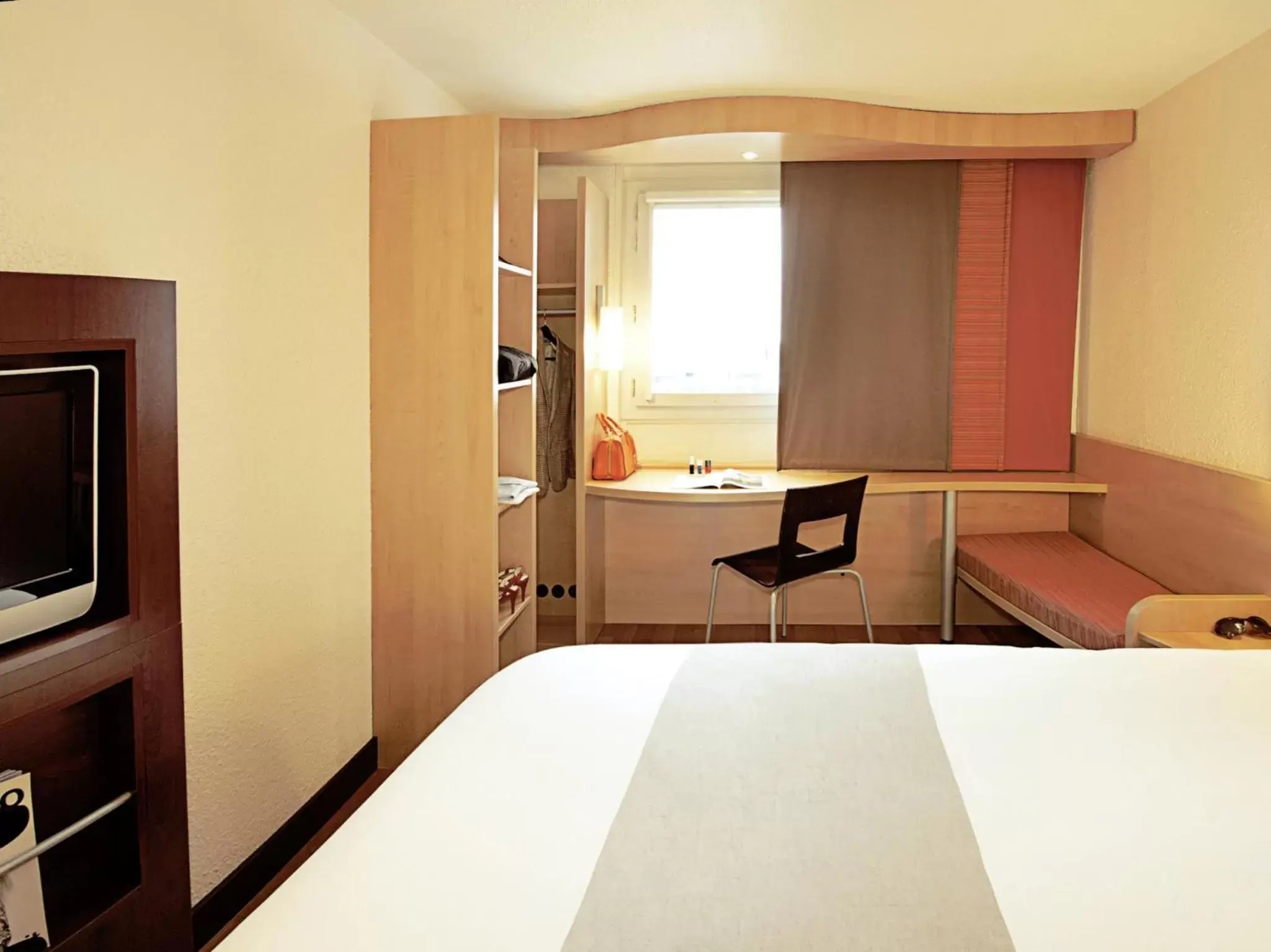 Photo of the whole room, Bed in Hotel ibis Braga