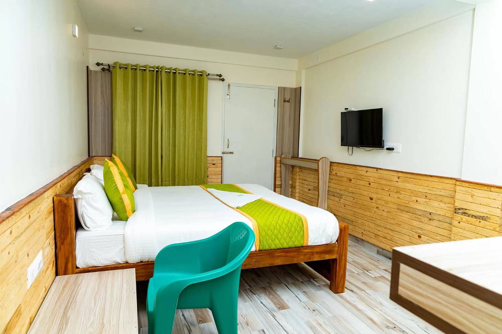 Communal lounge/ TV room, Bed in FabExpress RMK Nest - Nr Chettiar Park